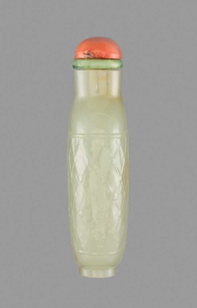 A WHITE JADE 'RHOMBUS BORDER' SNUFF BOTTLE, QING DYNASTY White jade with shades of russet, shiny - Image 3 of 6
