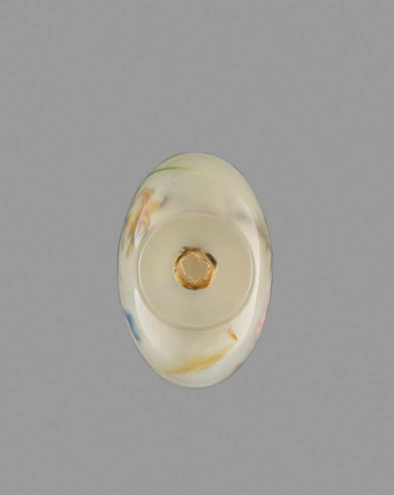 AN INSIDE PAINTED CHALCEDONY SNUFF BOTTLE Chalcedony of even light caramel tone, with few streaks of - Image 5 of 6