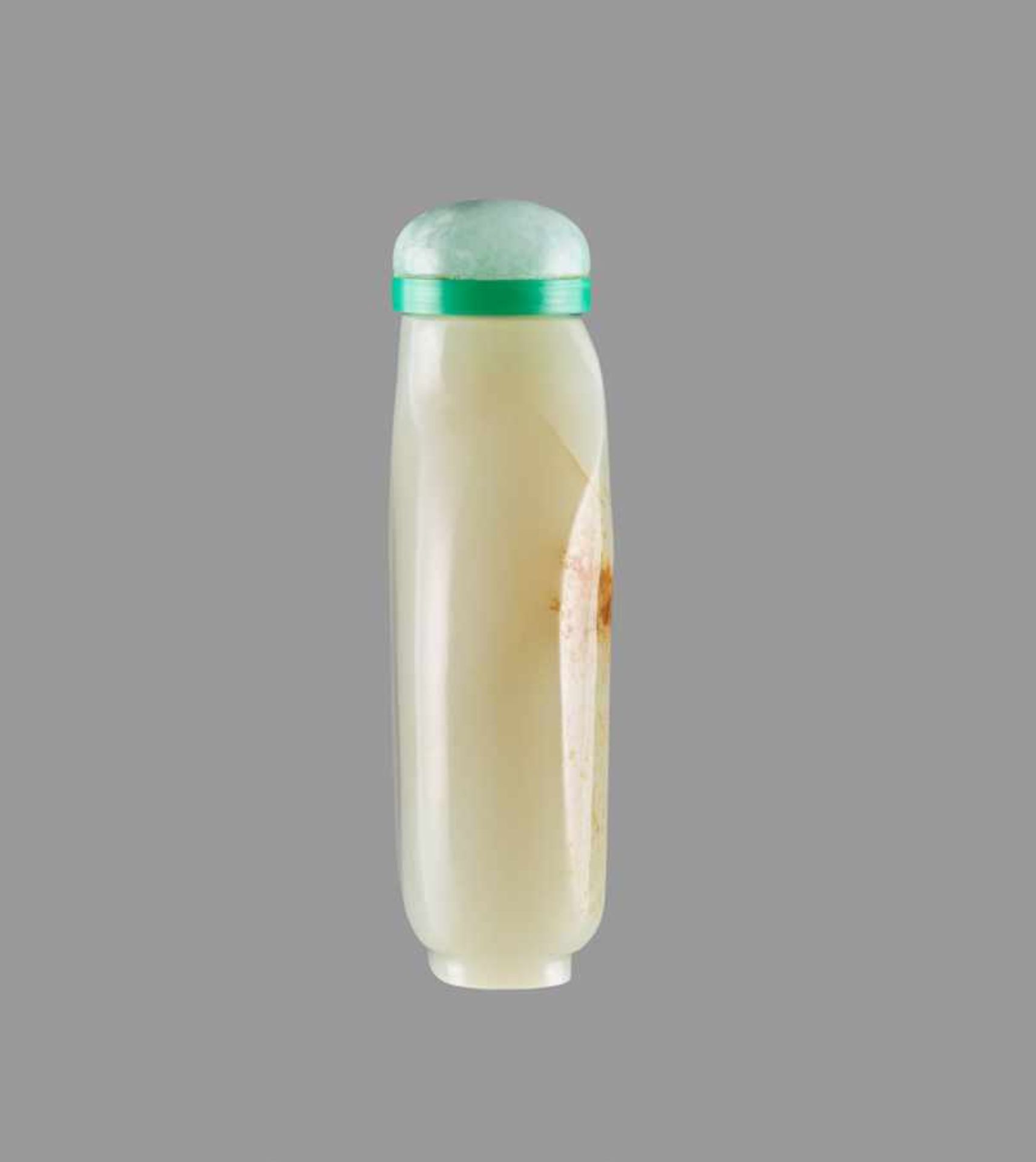 A PLAIN WHITE AND RUSSET JADE SNUFF BOTTLE White nephrite with clouds of russet, good hand polish. - Bild 3 aus 6