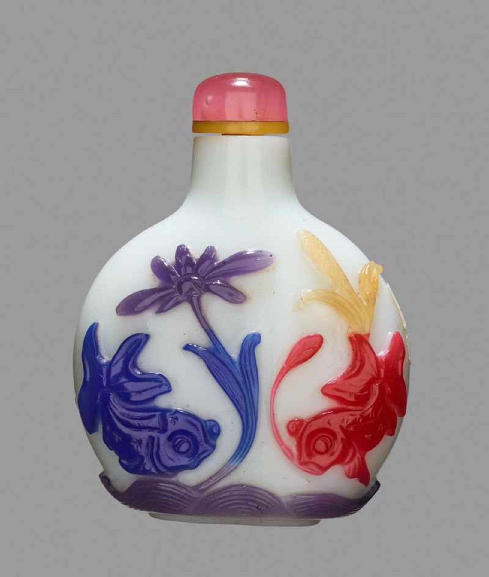 A FIVE-COLOR OVERLAY MILKY-WHITE 'FISH AND BAT' GLASS SNUFF BOTTLE, QING DYNASTY, QIANLONG / JIAQING - Image 2 of 6