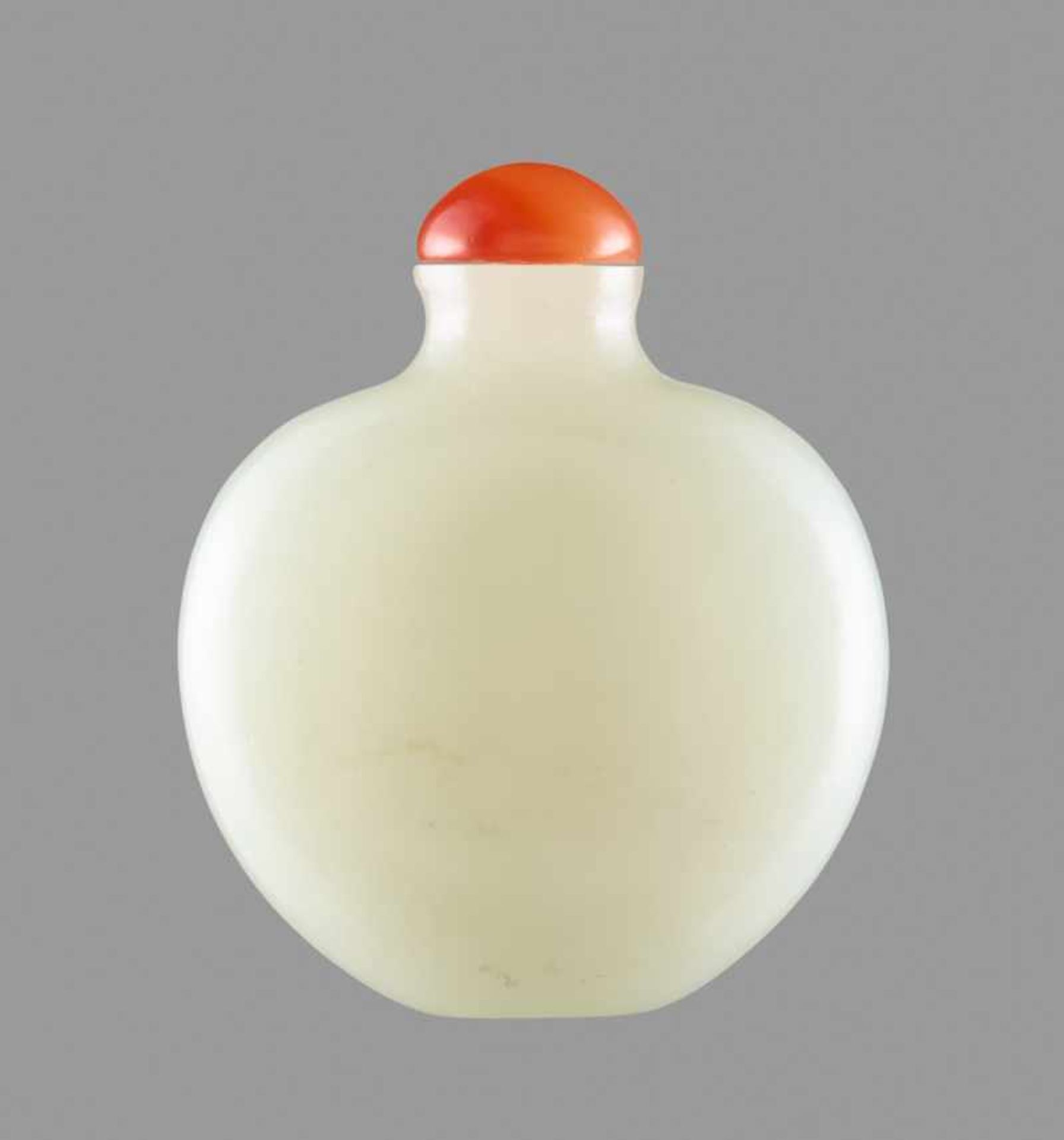 A PLAIN WHITE JADE SNUFF BOTTLE, QING DYNASTY, 18TH/19TH CENTURY Plain white nephrite with tiny - Bild 2 aus 6