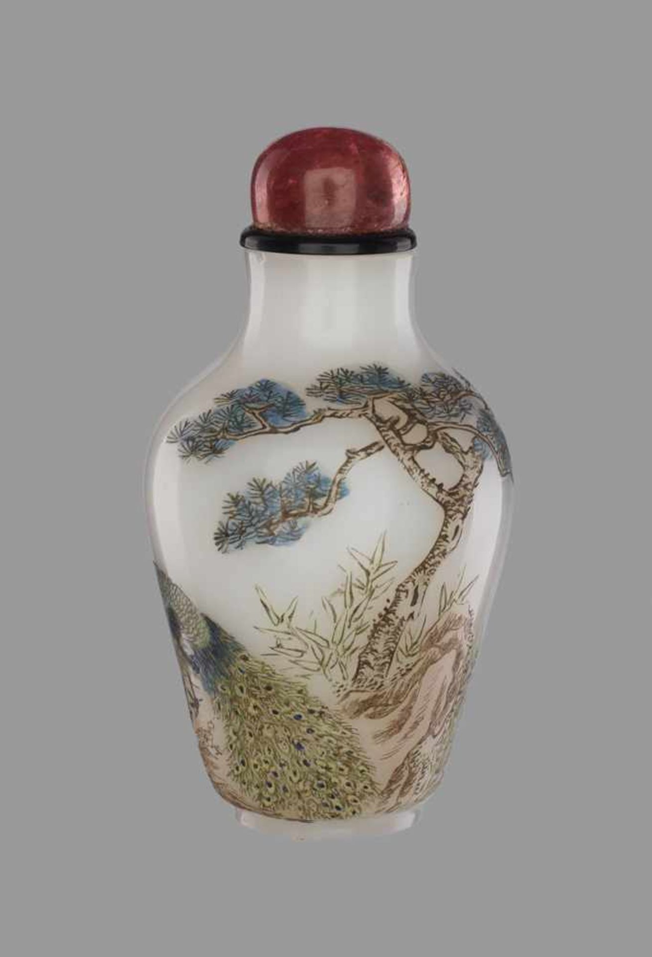 A GUYUE XUAN ‘PEACOCK’ ENAMELED GLASS SNUFF BOTTLE WITH A ‘PEACH’ MARK White opaque glass with - Image 2 of 8
