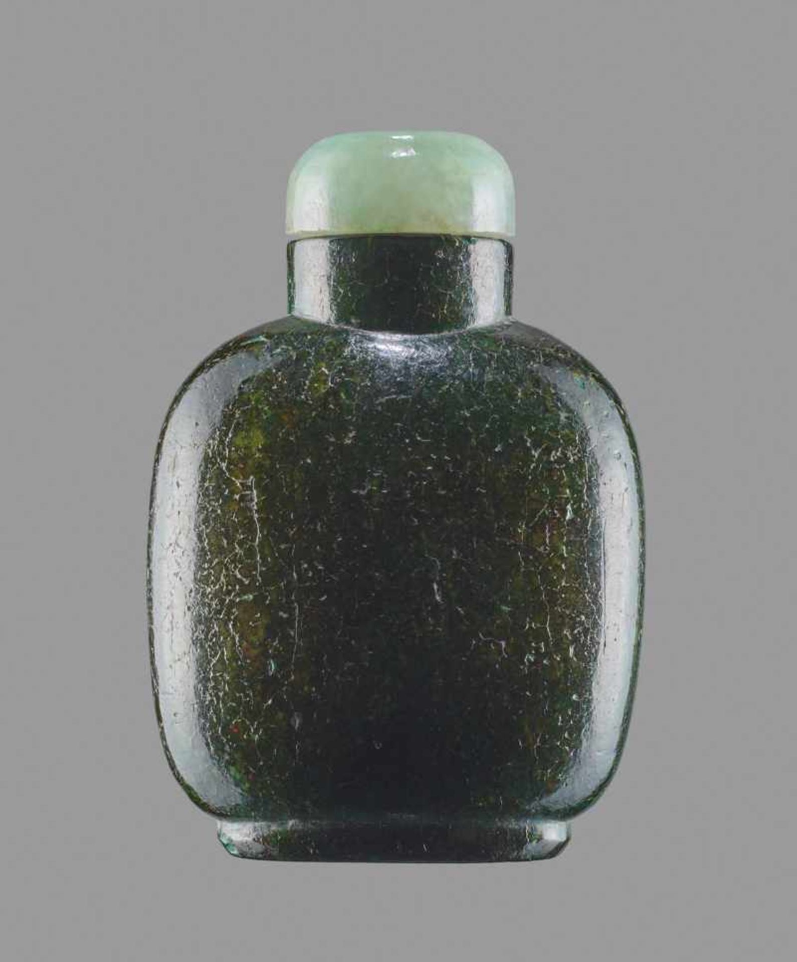 EMERALD GREEN STAINED WALRUS IVORY SNUFF BOTTLE, 19TH CENTURY Walrus ivory, stained in emerald - Bild 2 aus 6