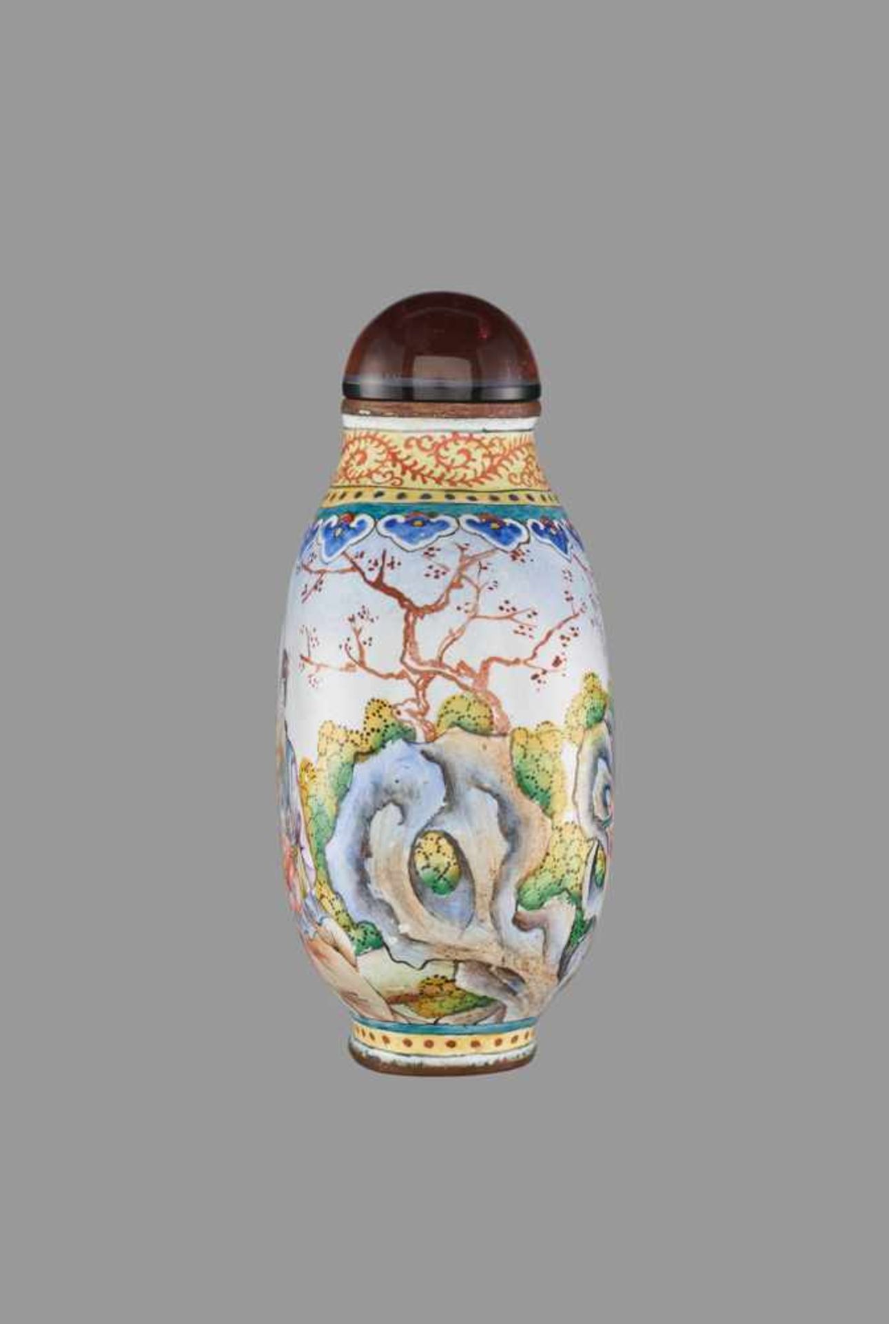 AN ENAMEL ON COPPER SNUFF BOTTLE, QIANLONG MARK AND PERIOD Multicolored enamel painting on white - Image 3 of 6