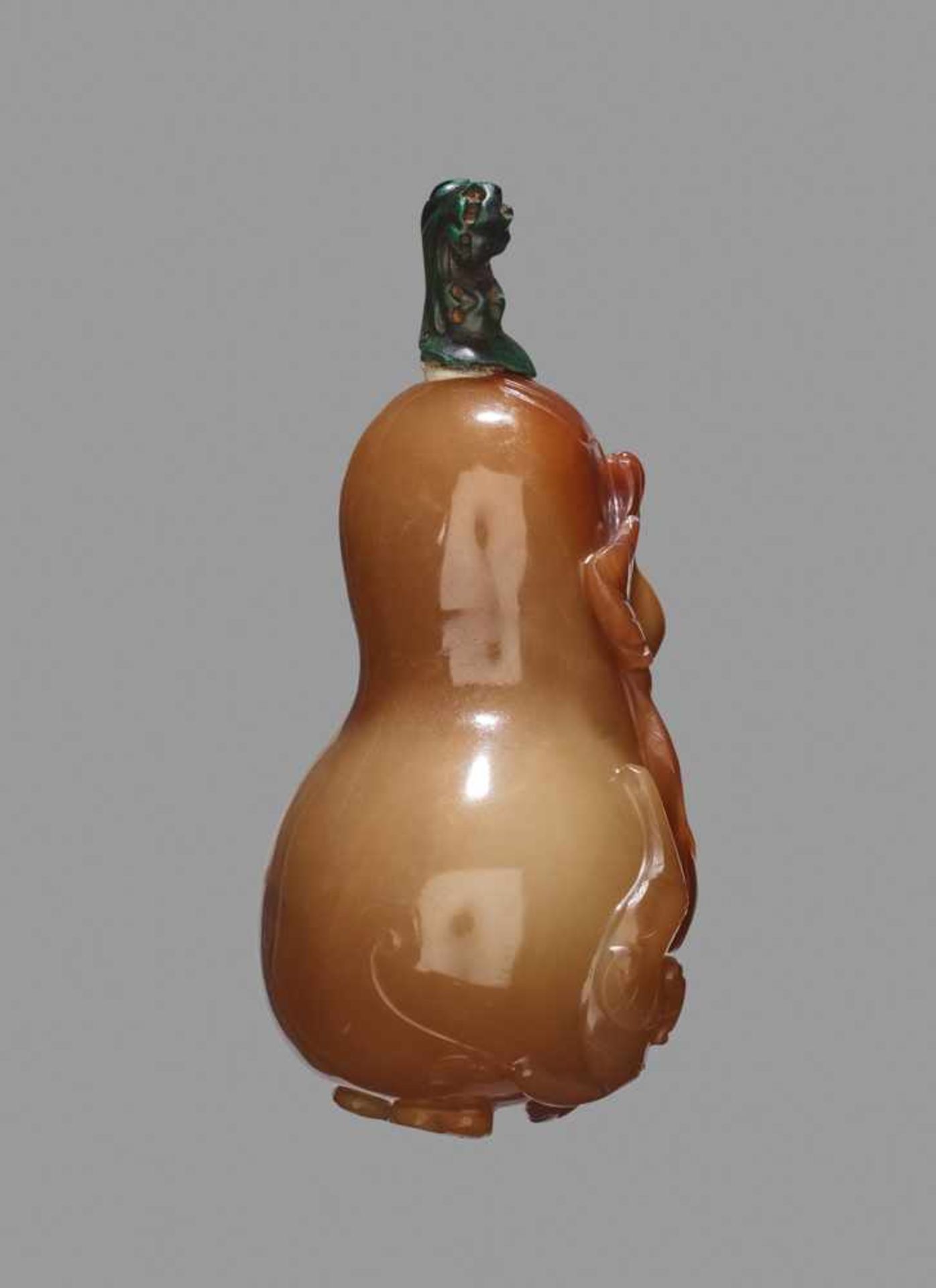 A CARVED AGATE 'DOUBLE GOURD' SNUFF BOTTLE, QING DYNASTY Agate, of even honey tone, with smooth hand - Bild 4 aus 6