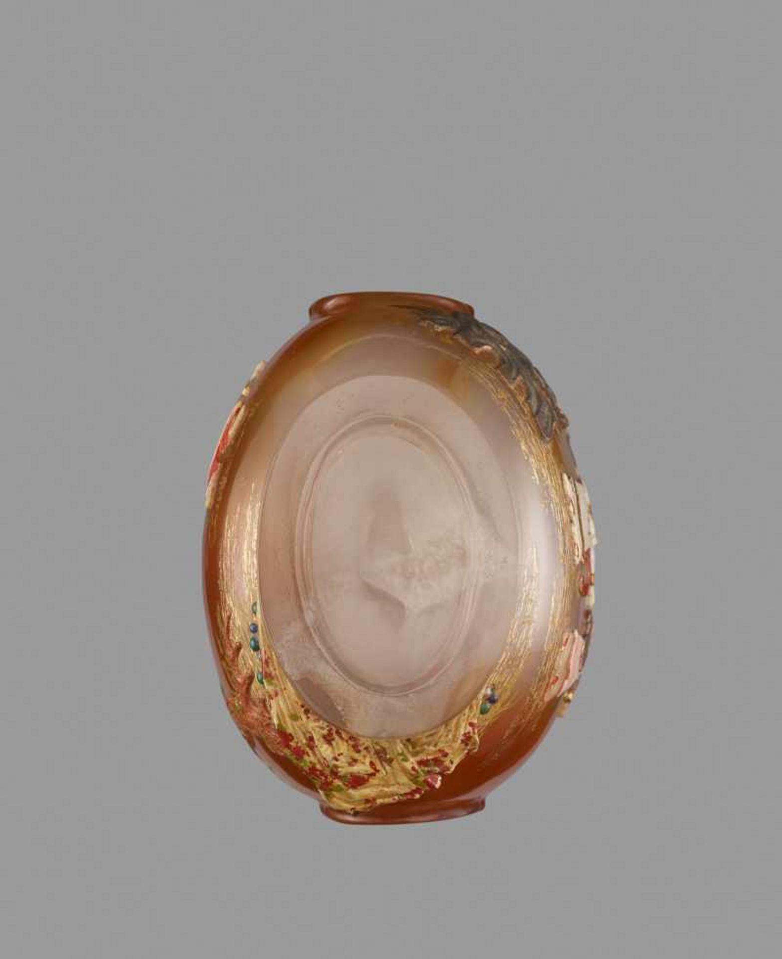 A LACQUER, IVORY AND SOAPSTONE-EMBELLISHED CHALCEDONY 'FIGURES' SNUFF BOTTLE Chalcedony of light - Image 5 of 5