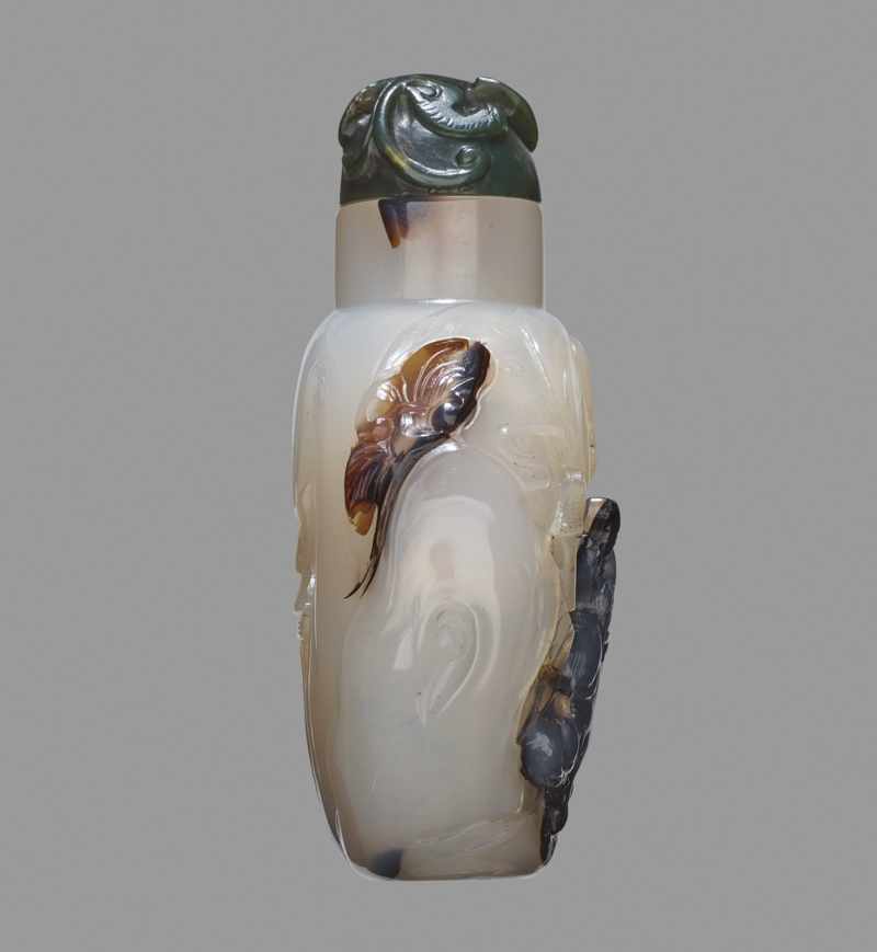 A 'SUZHOU' AGATE SNUFF BOTTLE Chalcedony, the stone of a pale translucent gray with dark brown - Image 4 of 6