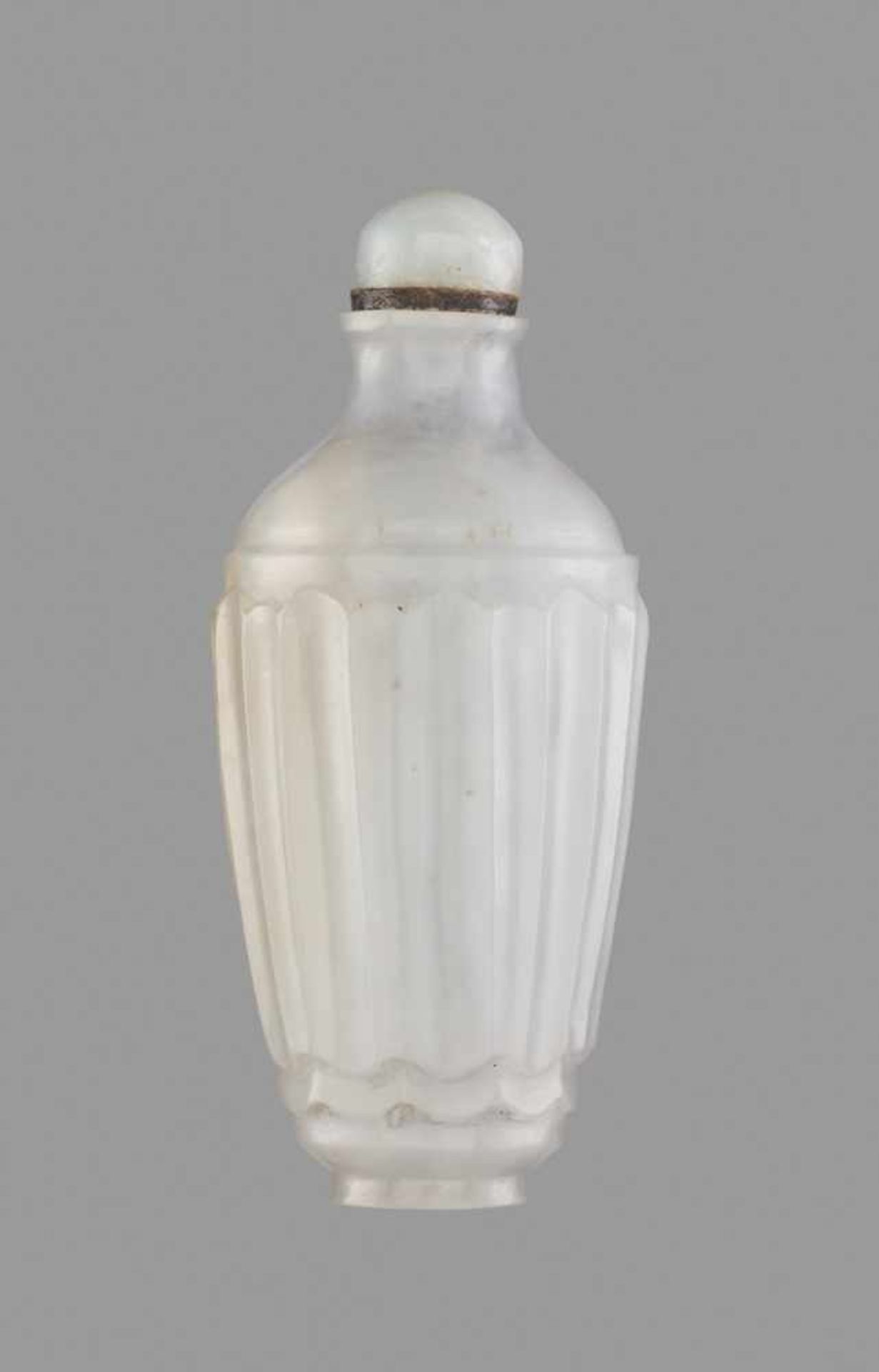 AN INSCRIBED WHITE JADE MUGHAL STYLE SNUFF BOTTLE White nephrite with greyish streaks, good even - Image 2 of 6