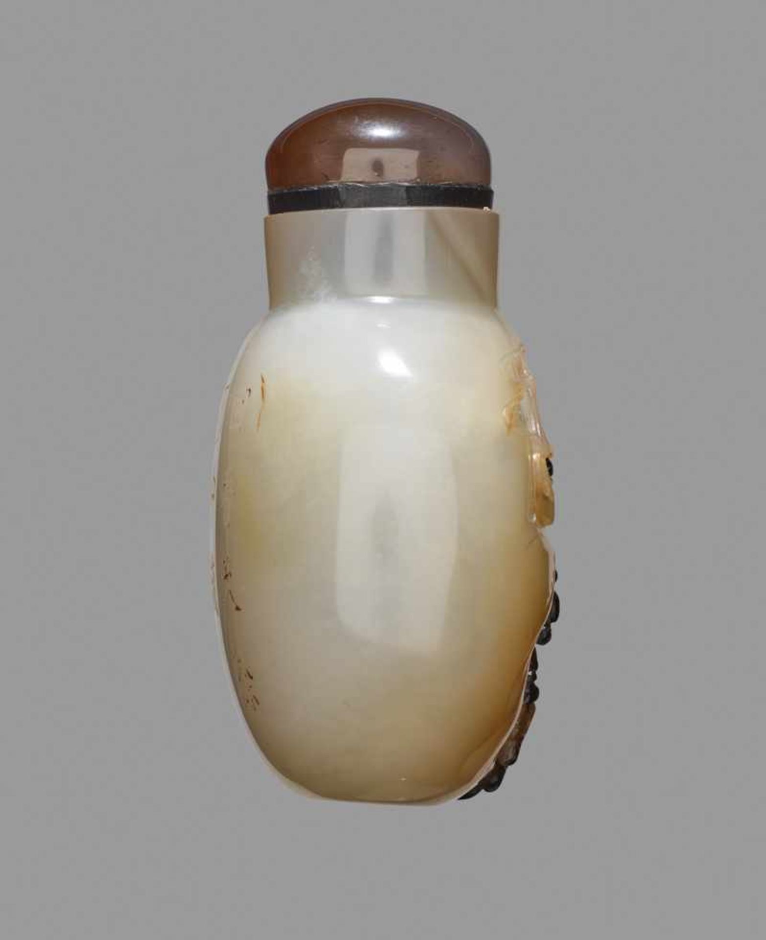 A CHALCEDONY ‘SCHOLAR IN A LANDSCAPE’ SNUFF BOTTLE, SUZHOU, SCHOOL OF ZHITING, 1750-1850 Chalcedony, - Image 3 of 6