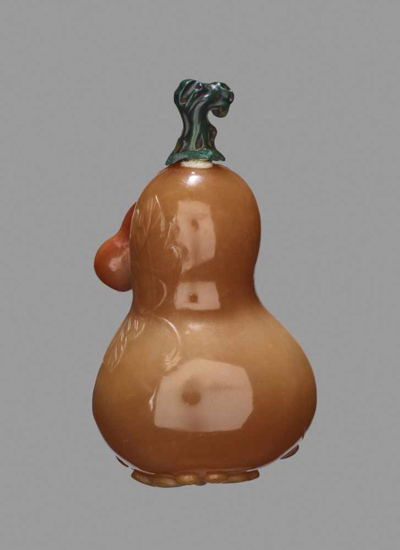 A CARVED AGATE 'DOUBLE GOURD' SNUFF BOTTLE, QING DYNASTY Agate, of even honey tone, with smooth hand - Bild 2 aus 6