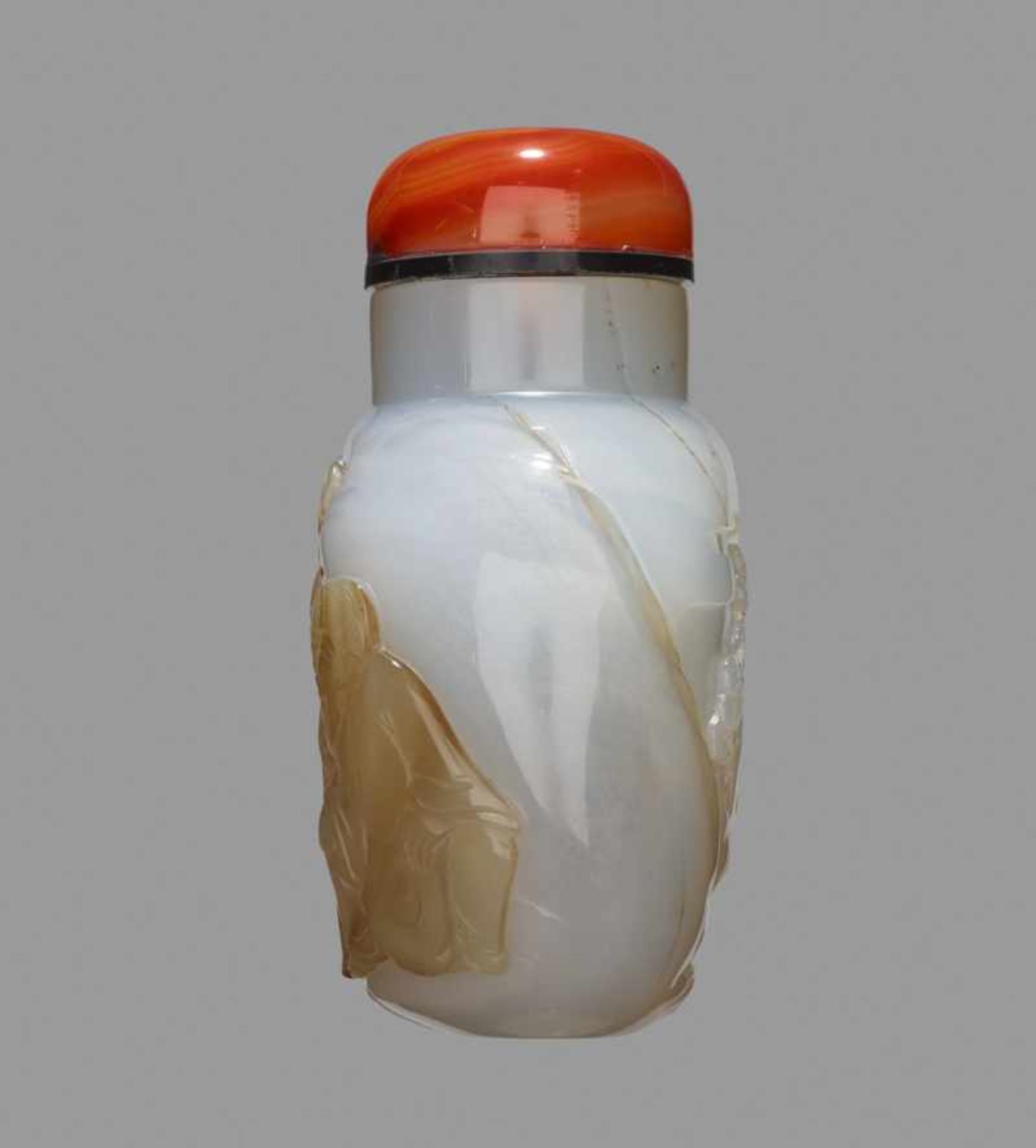 A CARVED CAMEO CHALCEDONY 'PICKING LINGZHI' SNUFF BOTTLE, 1750-1850 Light bluish-grey dendritic - Image 3 of 6