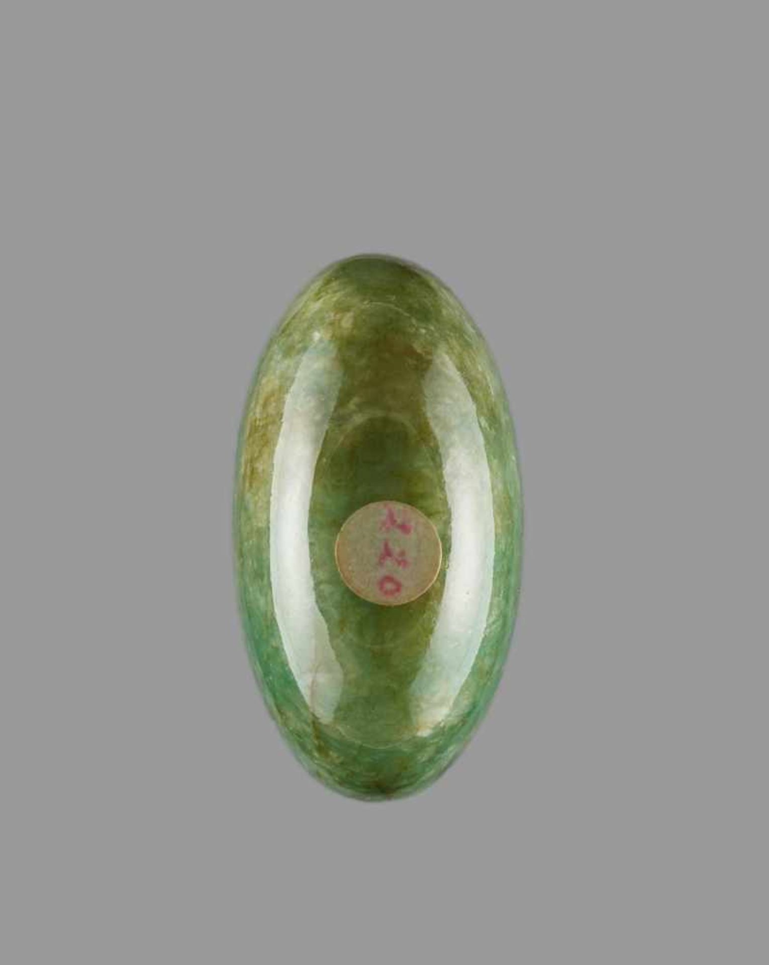 AN APPLE-GREEN JADEITE SNUFF BOTTLE WITH IRIDESCENT SILVERY STREAKS Mottled jadeite with a well- - Bild 6 aus 6