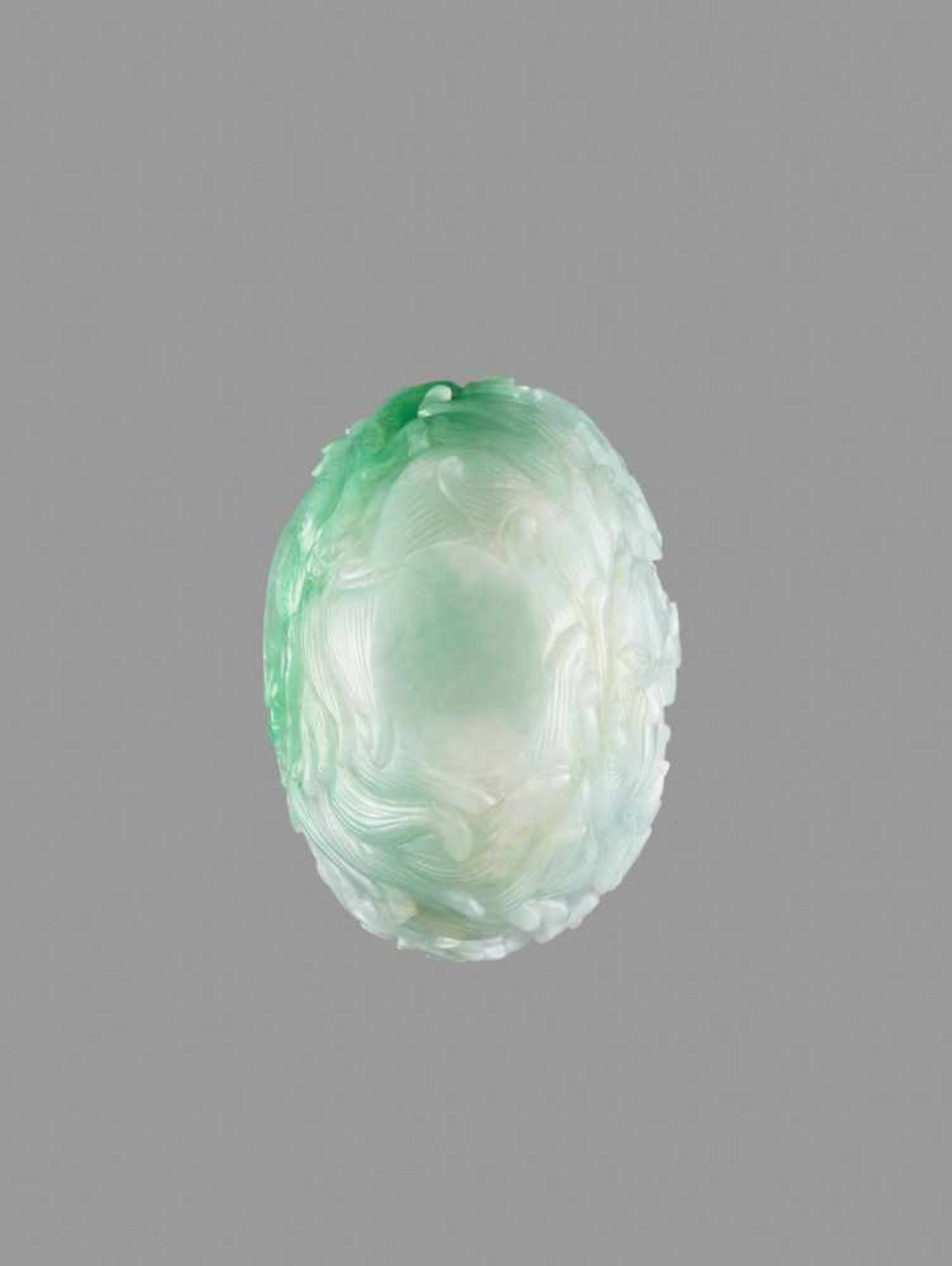 AN EMERALD GREEN JADEITE 'DRAGON' SNUFF BOTTLE, QING DYNASTY Lustrous semi-translucent jadeite of - Image 6 of 6