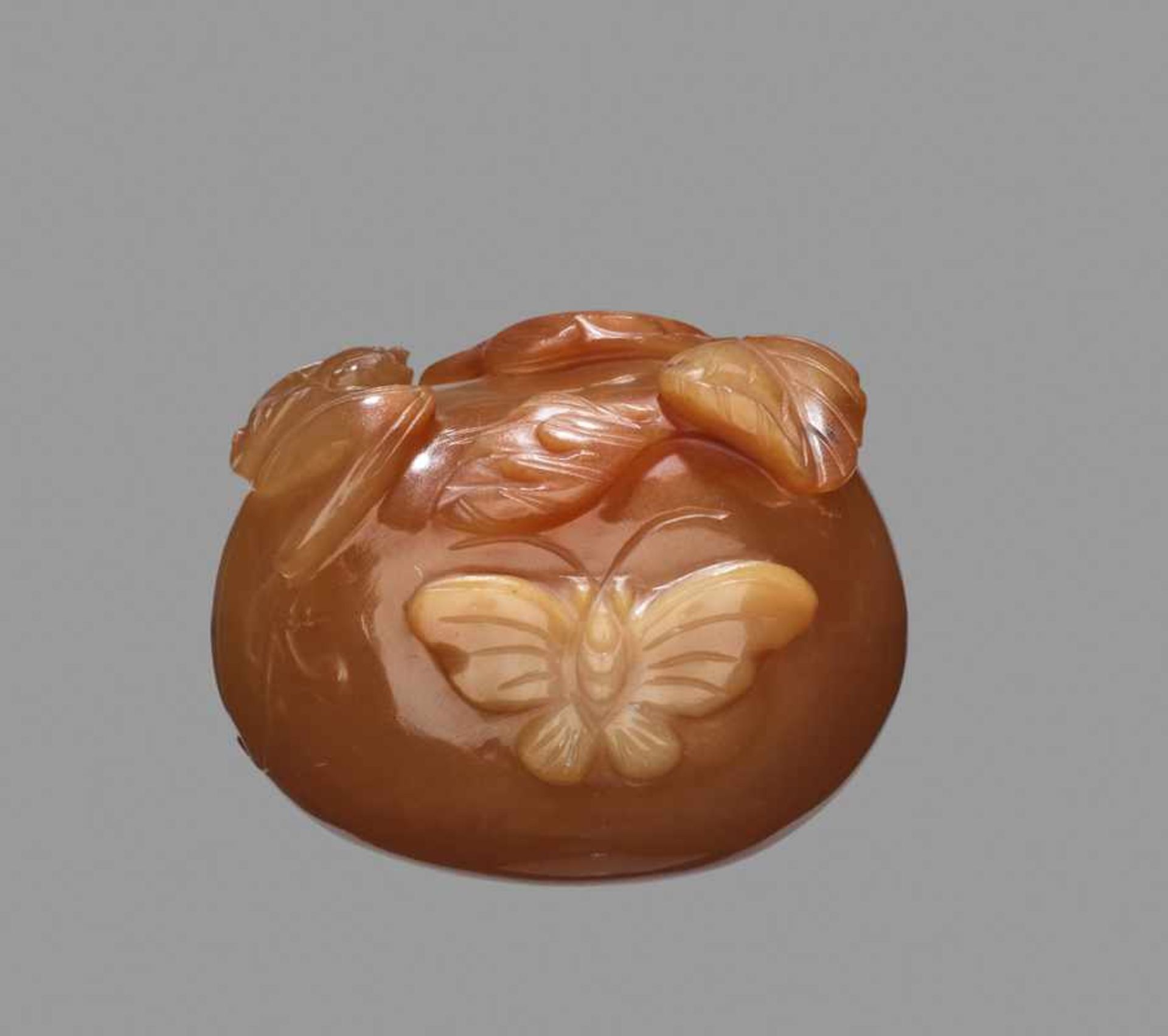 A CARVED AGATE 'DOUBLE GOURD' SNUFF BOTTLE, QING DYNASTY Agate, of even honey tone, with smooth hand - Image 6 of 6