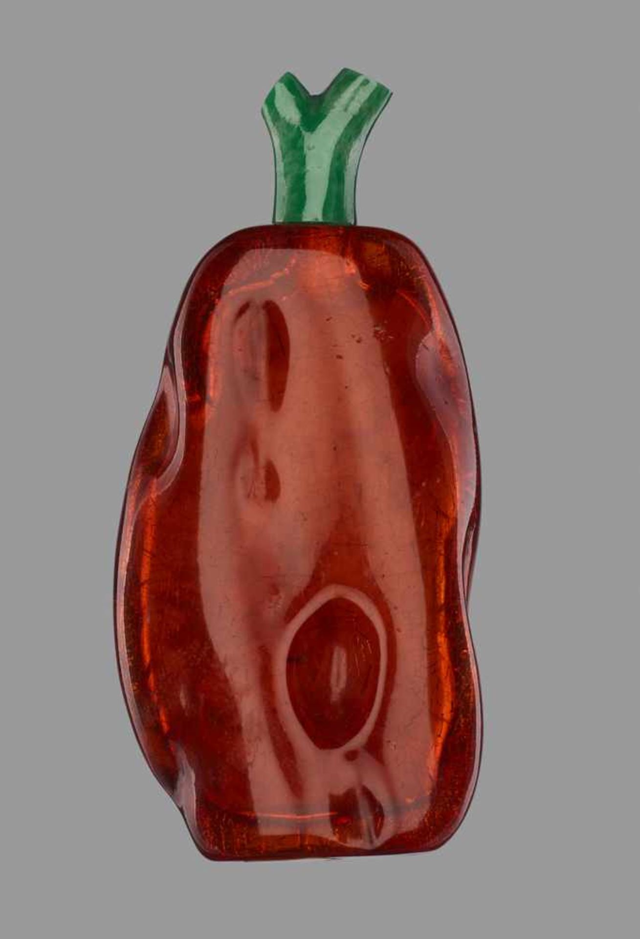 AN AMBER ‘BAT AND DOVE’ SNUFF BOTTLE, QING DYNASTY, MID-18TH / MID-19TH CENTURY Translucent honey - Image 2 of 6