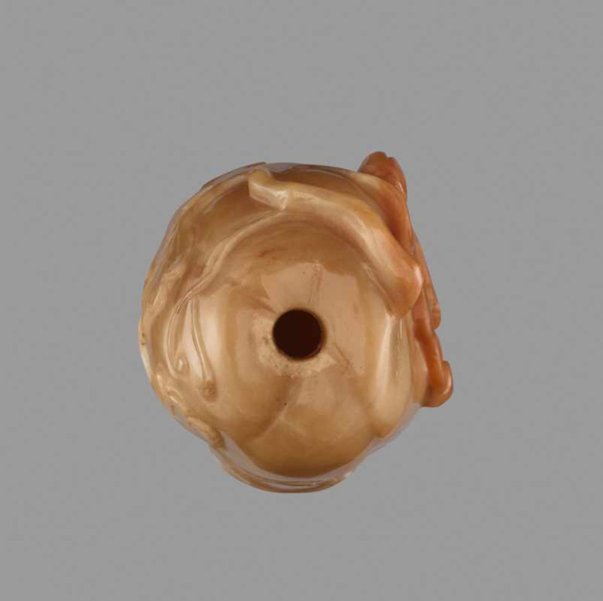 A CARVED AGATE ‘MELON AND LEAVES’ SNUFF BOTTLE, QING DYNASTY Agate of even caramel tone, with a - Bild 6 aus 7