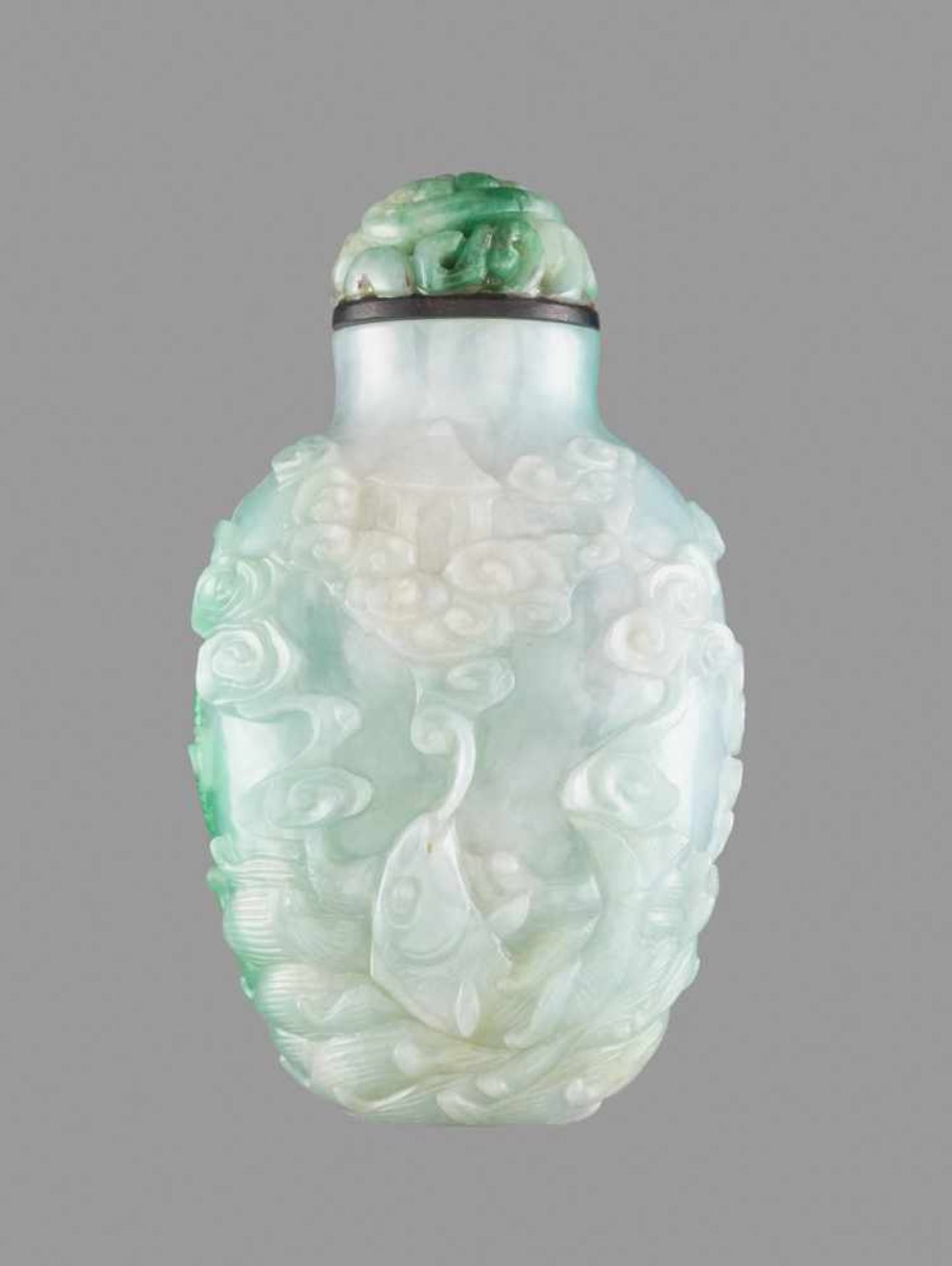 AN EMERALD GREEN JADEITE 'DRAGON' SNUFF BOTTLE, QING DYNASTY Lustrous semi-translucent jadeite of - Image 2 of 6