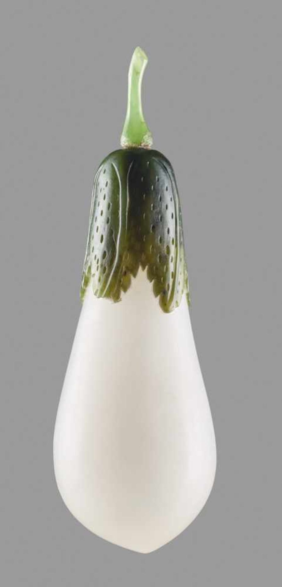 A WHITE AND SPINACH-GREEN JADE 'EGGPLANT' SNUFF BOTTLE, PROBABLY PALACE WORKSHOPS, QING DYNASTY, - Image 4 of 6