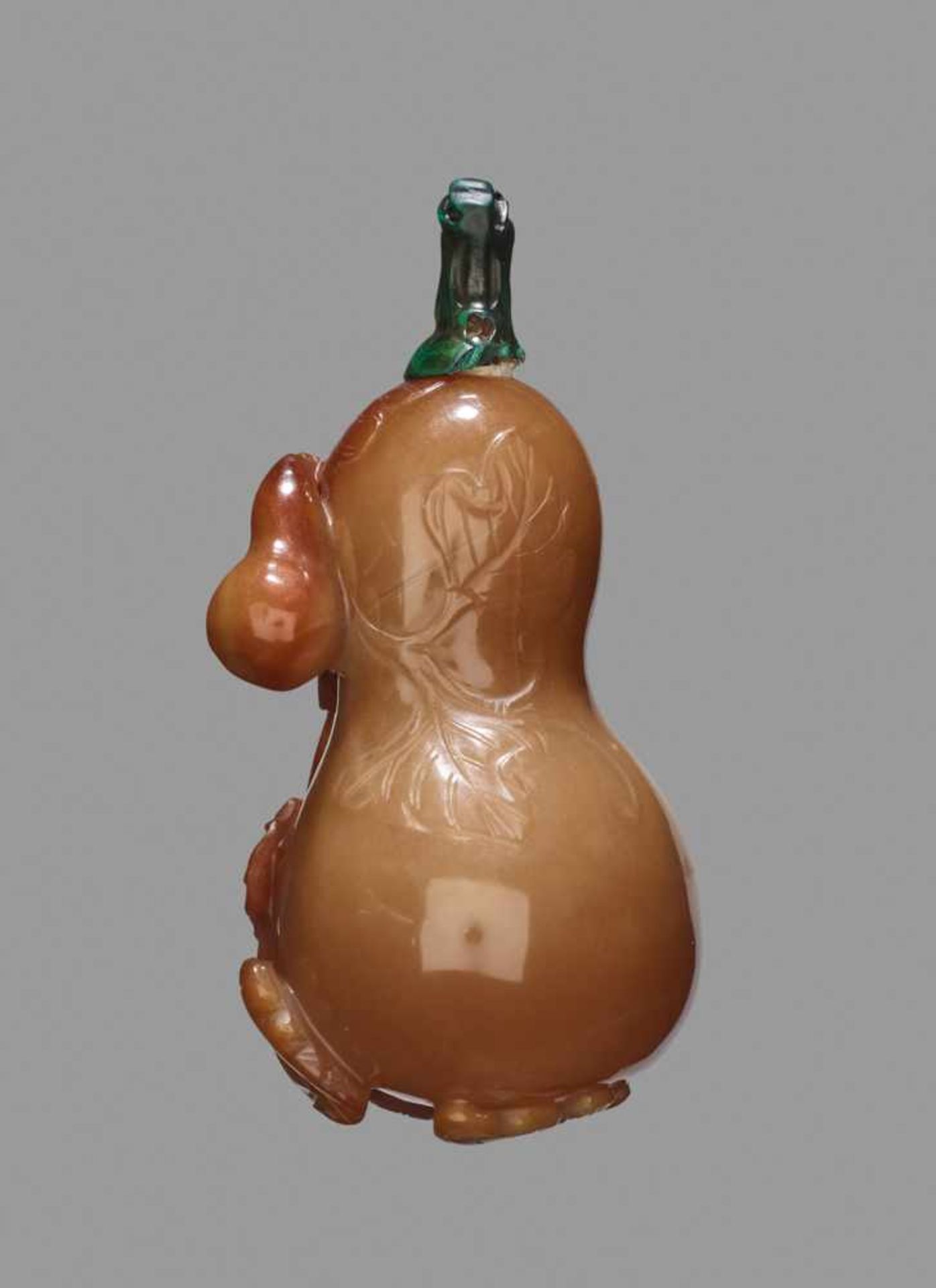 A CARVED AGATE 'DOUBLE GOURD' SNUFF BOTTLE, QING DYNASTY Agate, of even honey tone, with smooth hand - Bild 3 aus 6