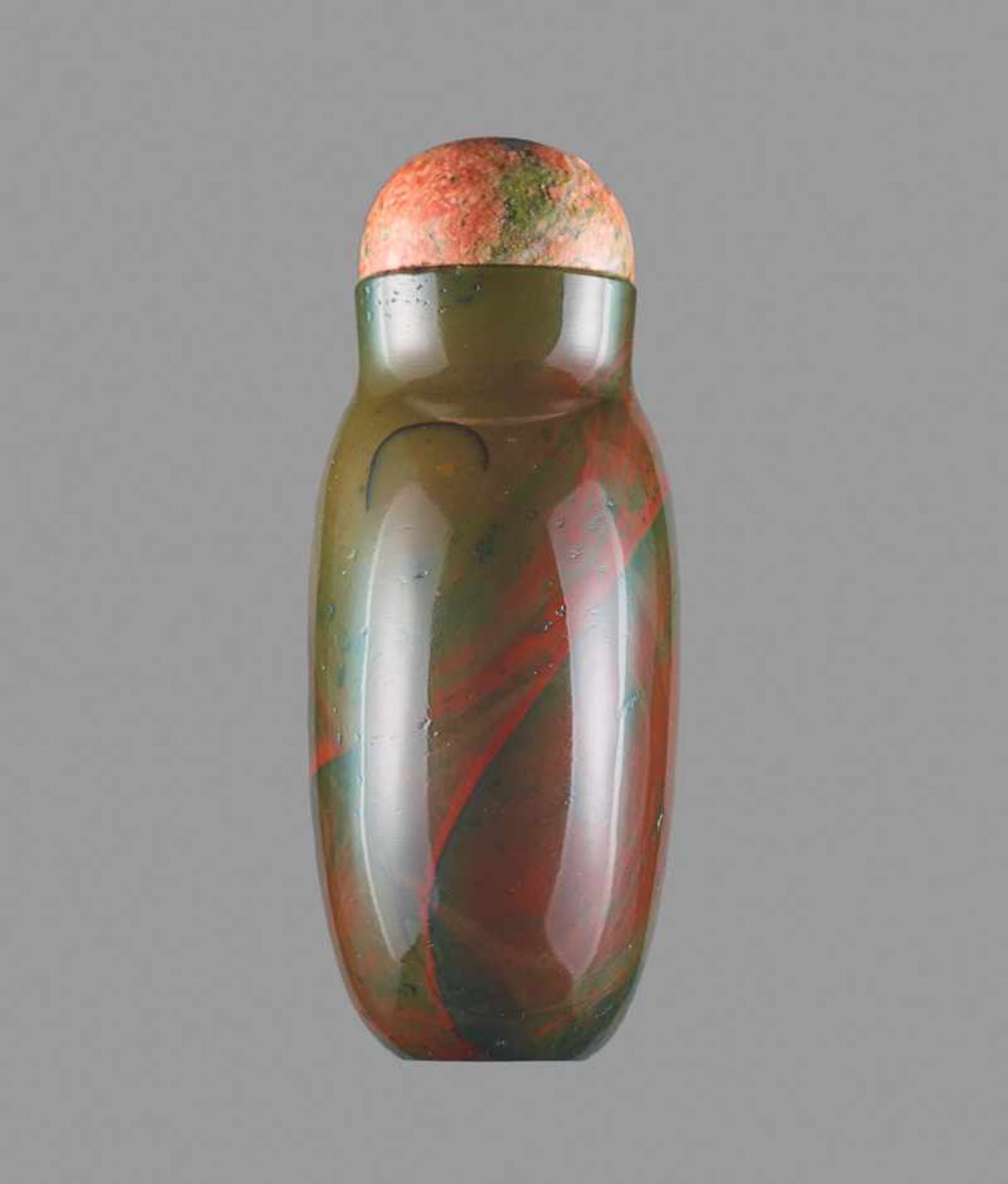 A JASPER SNUFF BOTTLE, QING DYNASTY Jasper (heliotrope), the untreated stone with an even and smooth - Bild 3 aus 6