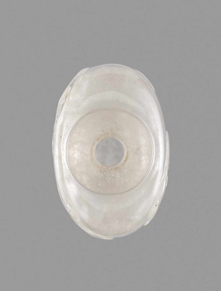 A ROCK CRYSTAL ‘BATS AND QILONG’ SNUFF BOTTLE, QING DYNASTY Clear rock crystal, with a cloudy ‘ice - Image 5 of 6