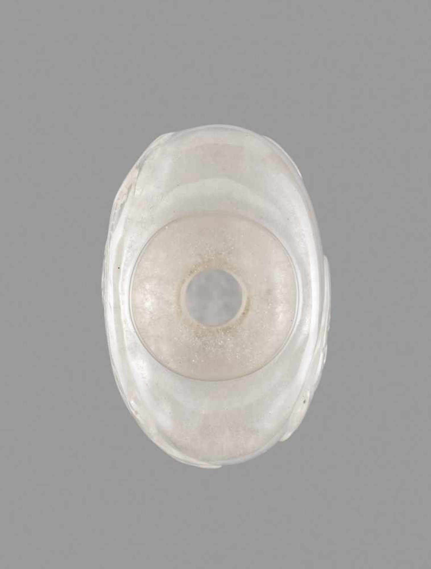 A ROCK CRYSTAL ‘BATS AND QILONG’ SNUFF BOTTLE, QING DYNASTY Clear rock crystal, with a cloudy ‘ice - Bild 5 aus 6