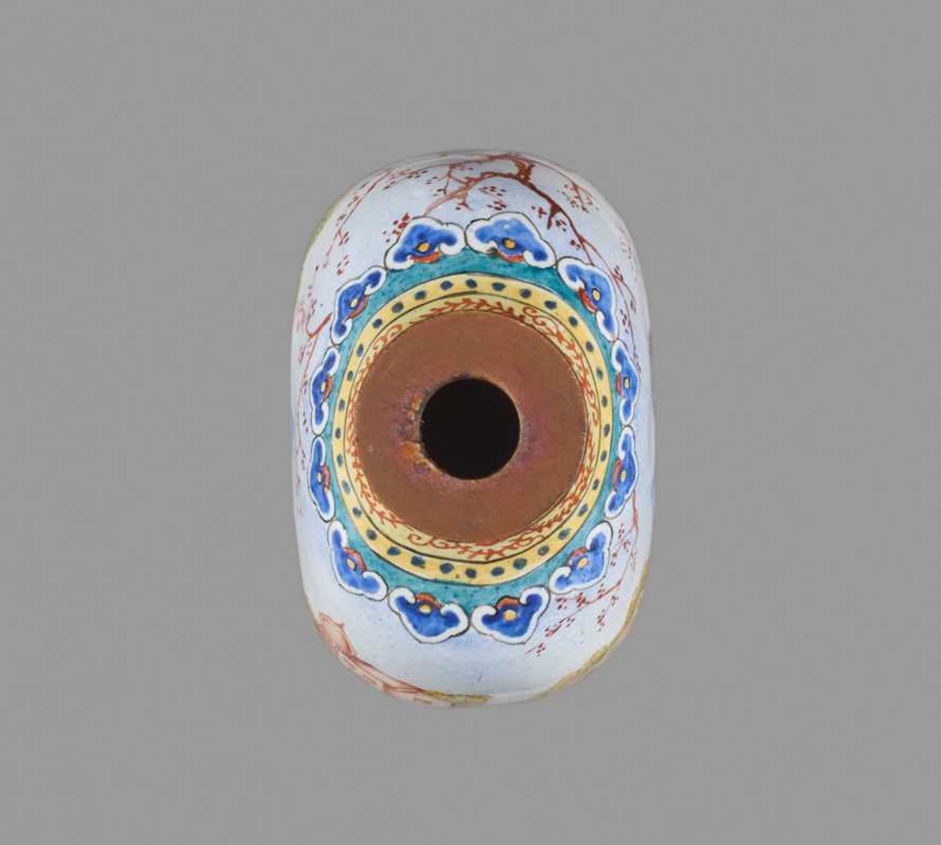 AN ENAMEL ON COPPER SNUFF BOTTLE, QIANLONG MARK AND PERIOD Multicolored enamel painting on white - Image 5 of 6