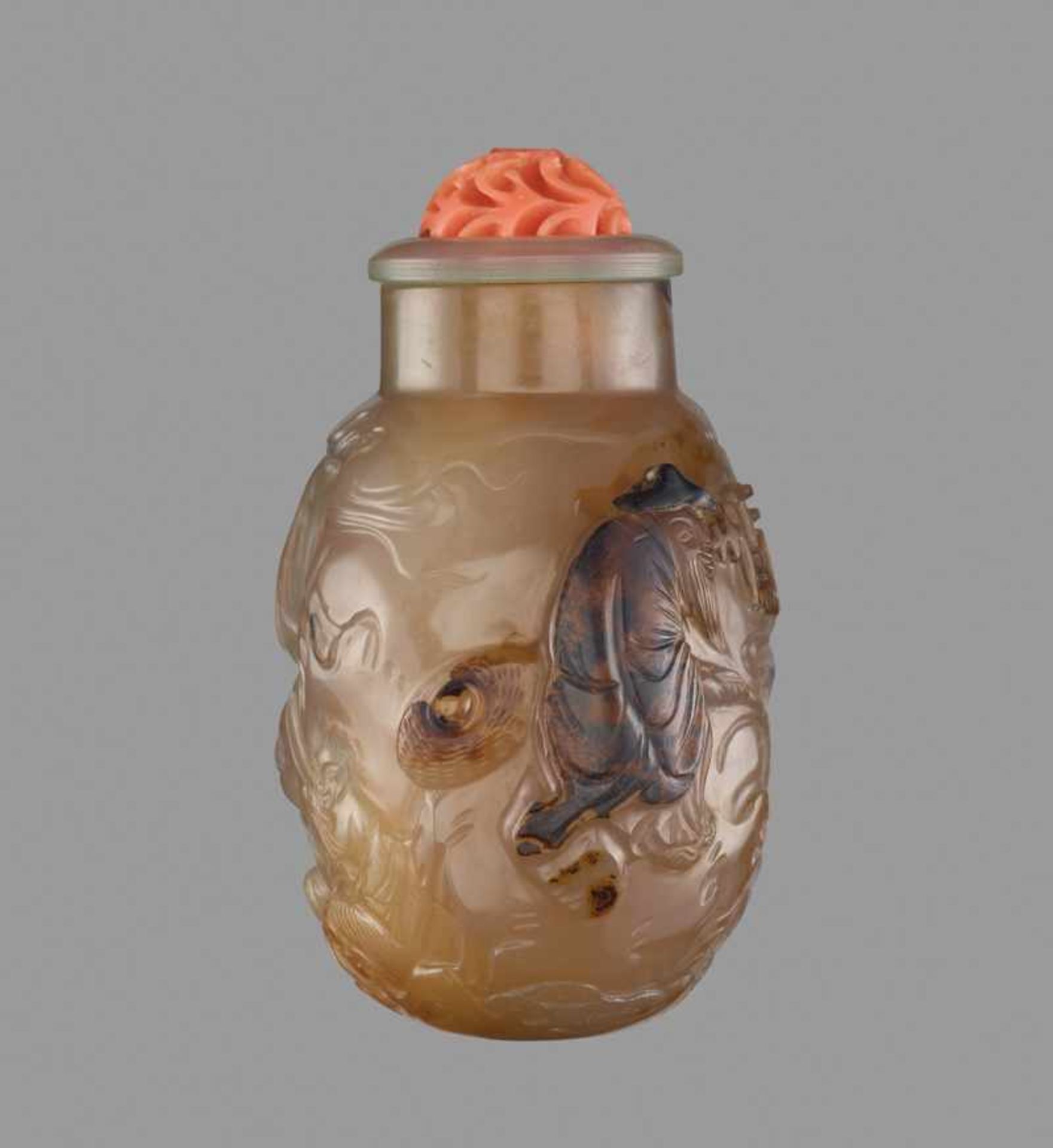 AN INSCRIBED CHALCEDONY 'FISHERMEN' SNUFF BOTTLE, SUZHOU, SCHOOL OF ZHITING, QING DYNASTY - Image 3 of 6