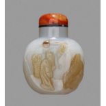 A CARVED CAMEO CHALCEDONY 'PICKING LINGZHI' SNUFF BOTTLE, 1750-1850 Light bluish-grey dendritic