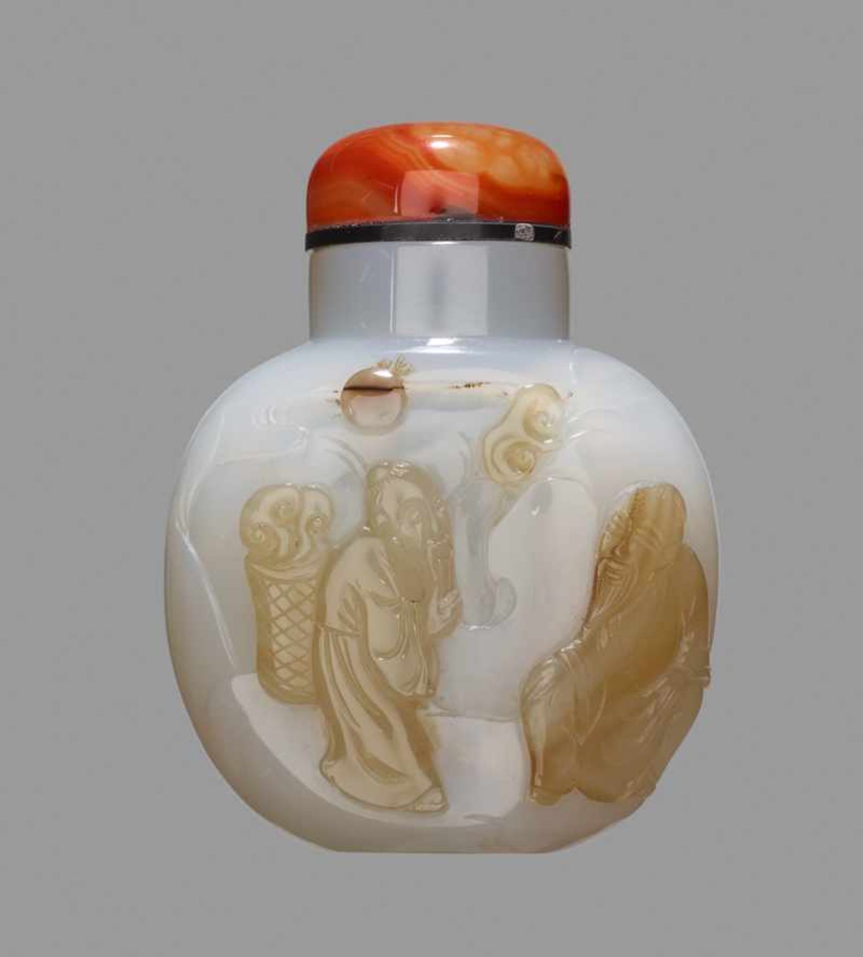 A CARVED CAMEO CHALCEDONY 'PICKING LINGZHI' SNUFF BOTTLE, 1750-1850 Light bluish-grey dendritic