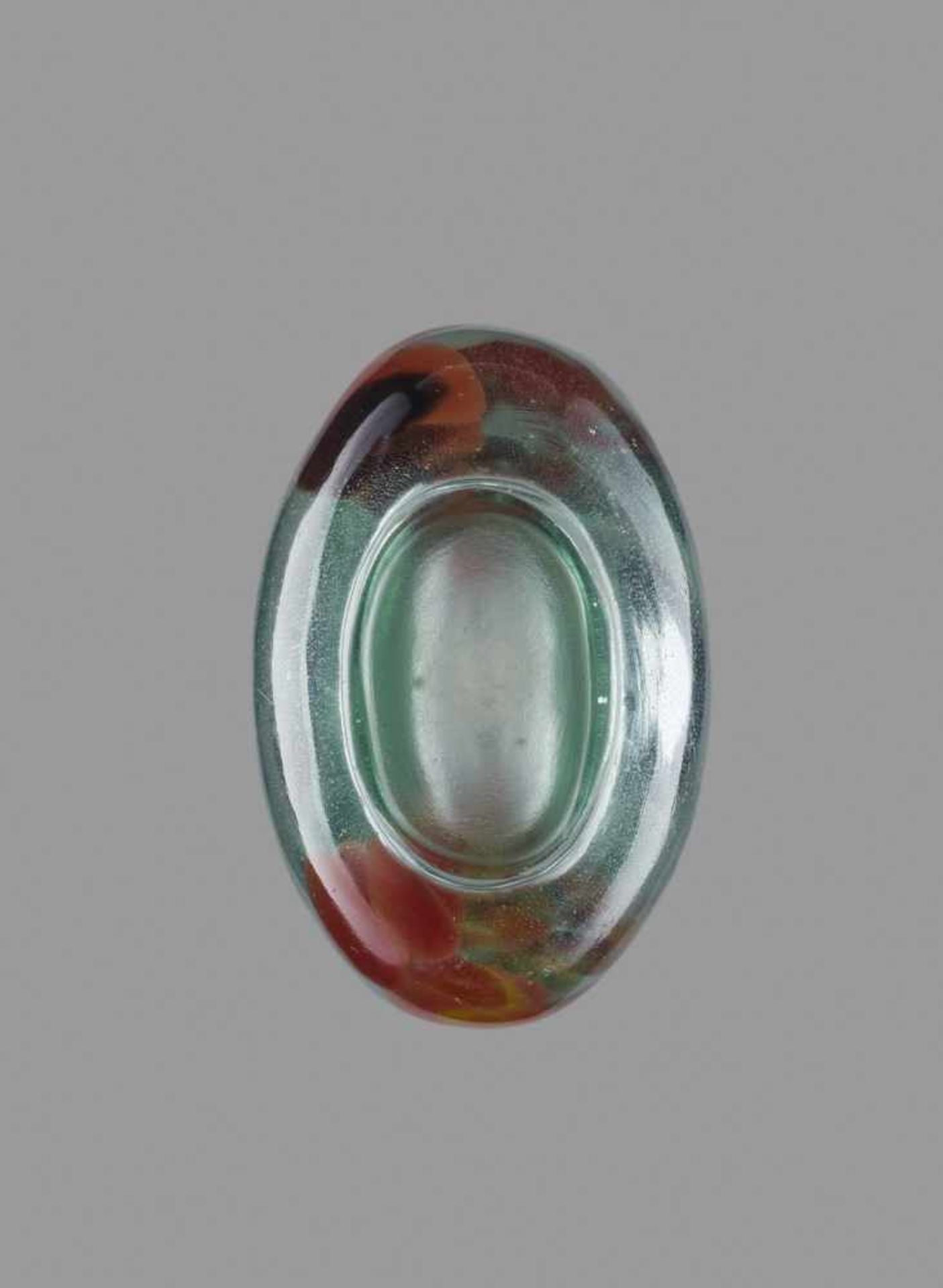 AN IRON-RED, YELLOW AND BROWN SANDWICHED AQUAMARINE GLASS SNUFF BOTTLE Bubble suffused glass body of - Image 6 of 6