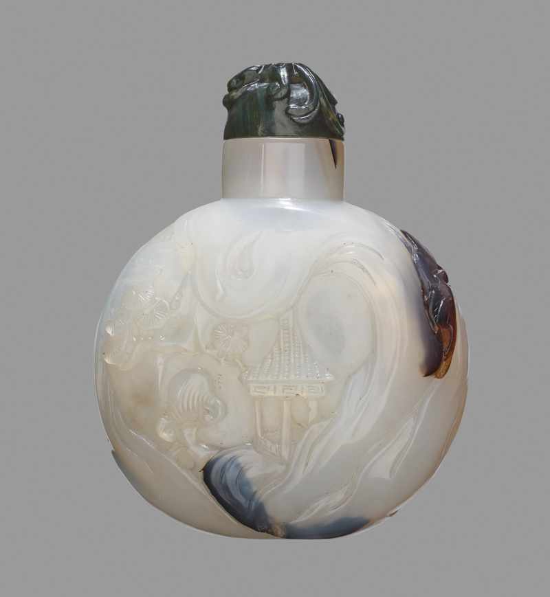 A 'SUZHOU' AGATE SNUFF BOTTLE Chalcedony, the stone of a pale translucent gray with dark brown - Image 2 of 6