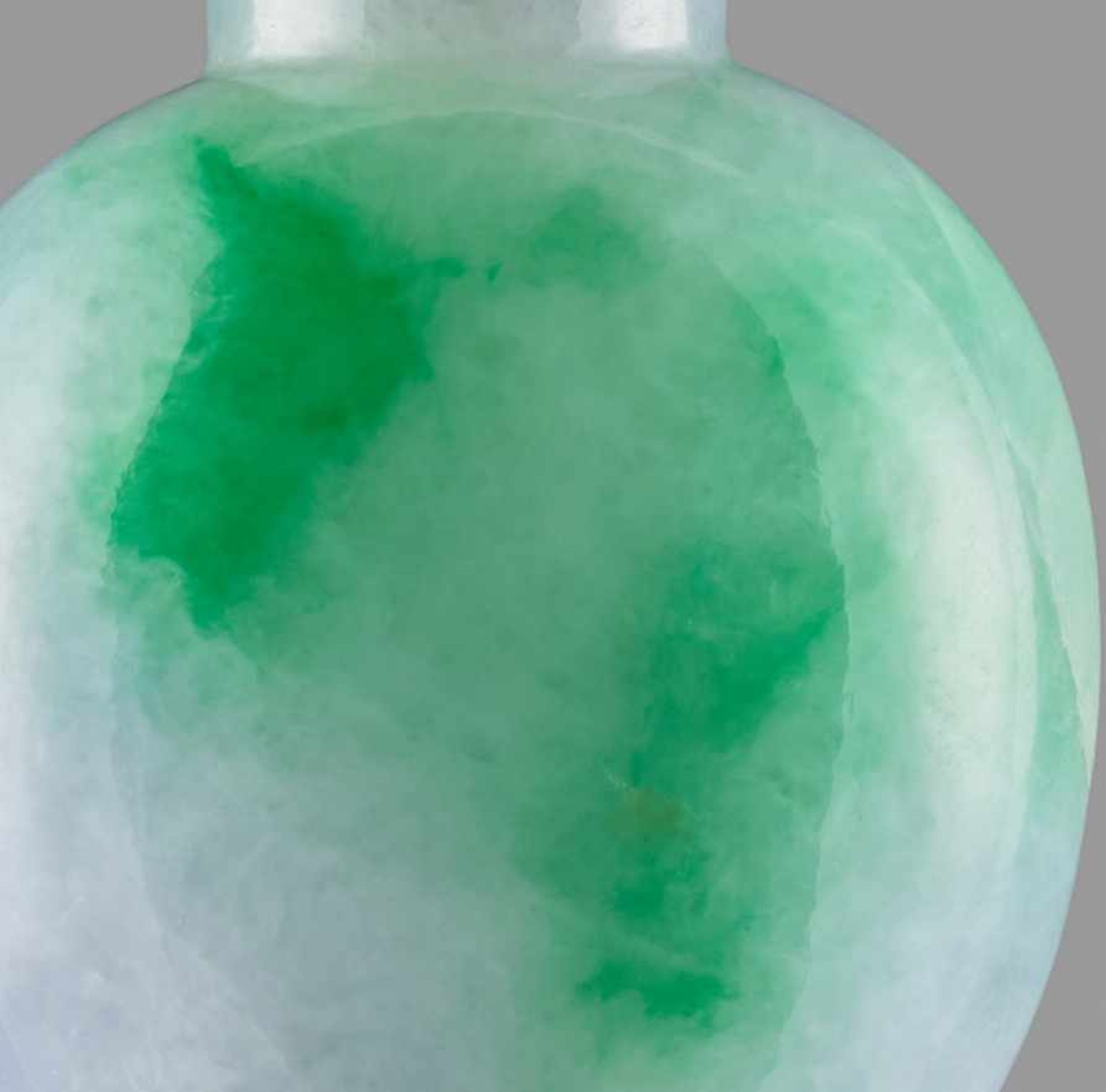 A LAVENDER JADEITE SNUFF BOTTLE WITH STREAKS OF DEEP EMERALD GREEN, QING DYNASTY Jadeite, semi- - Image 6 of 9