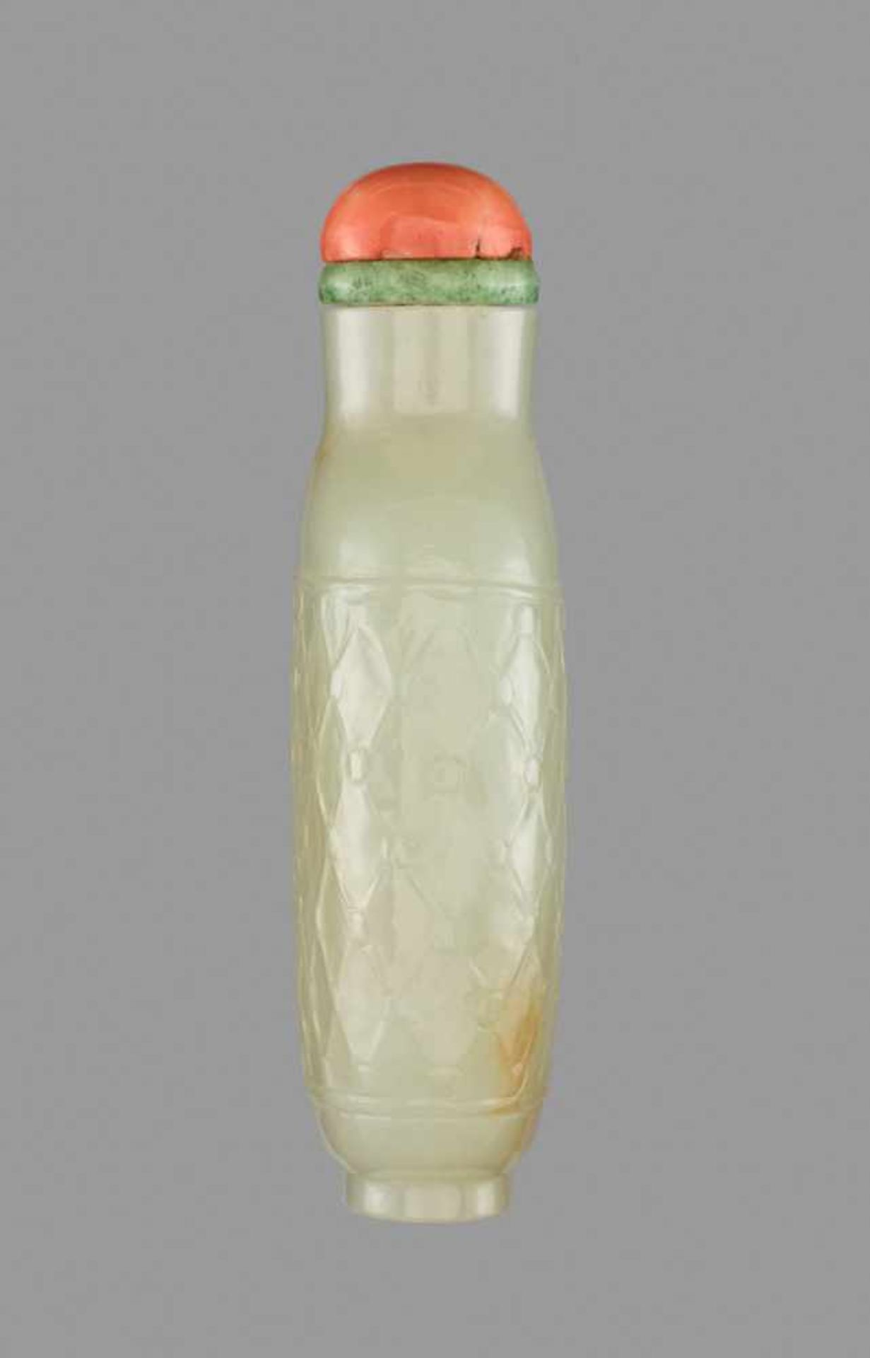 A WHITE JADE 'RHOMBUS BORDER' SNUFF BOTTLE, QING DYNASTY White jade with shades of russet, shiny - Image 4 of 6