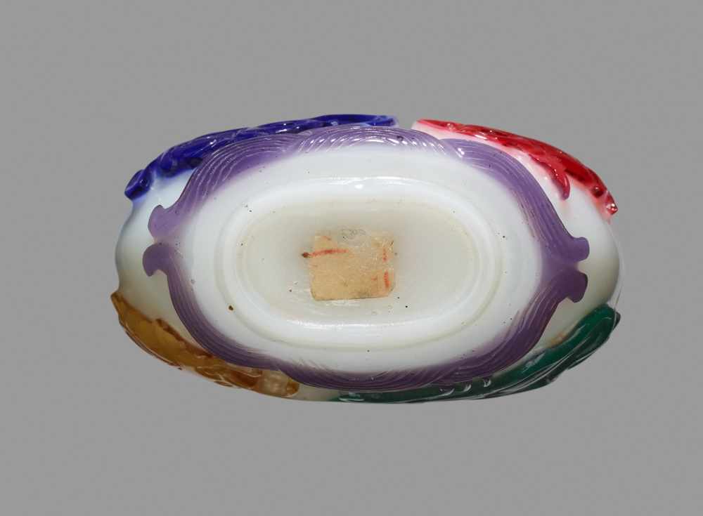 A FIVE-COLOR OVERLAY MILKY-WHITE 'FISH AND BAT' GLASS SNUFF BOTTLE, QING DYNASTY, QIANLONG / JIAQING - Image 6 of 6