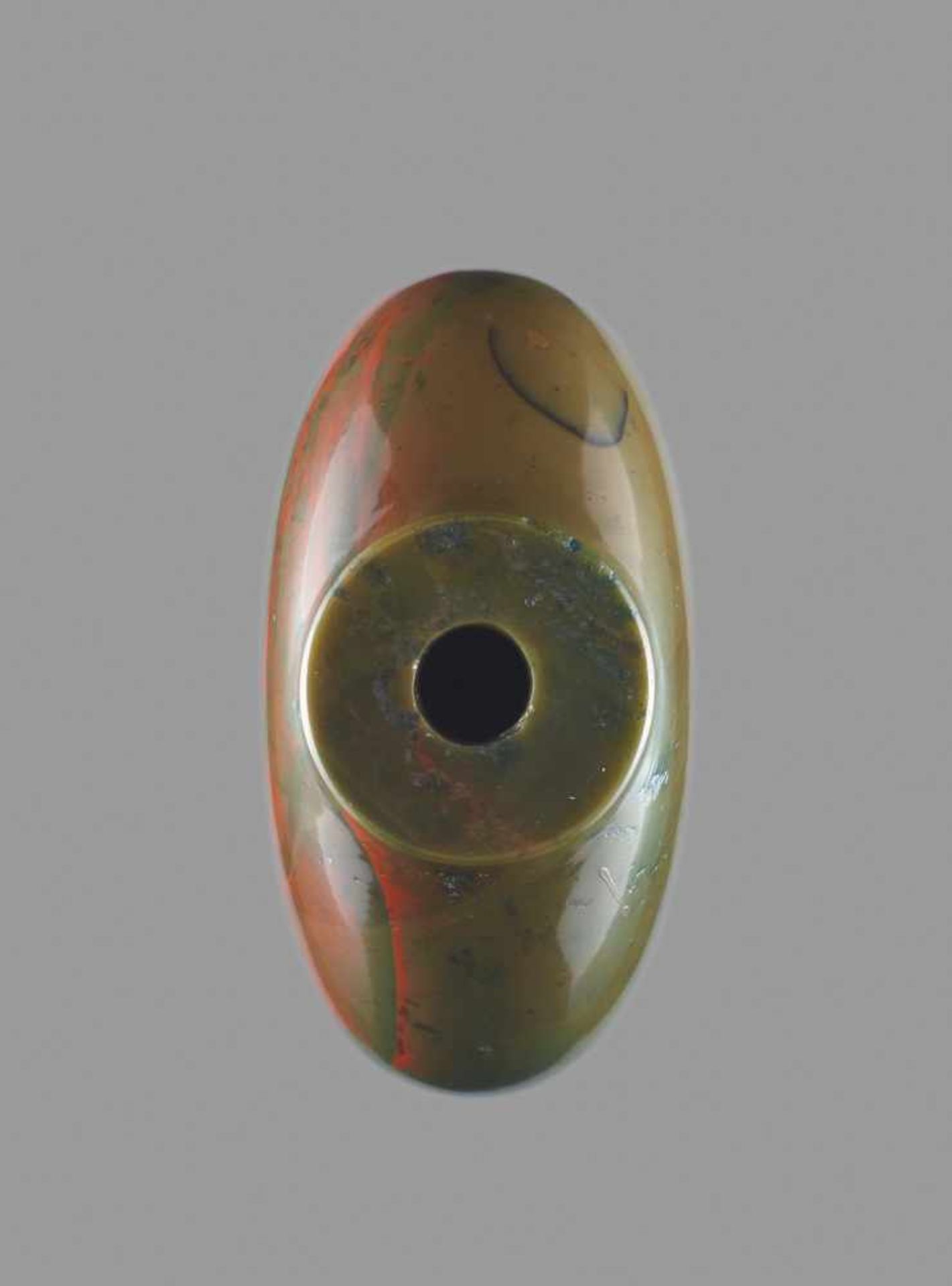 A JASPER SNUFF BOTTLE, QING DYNASTY Jasper (heliotrope), the untreated stone with an even and smooth - Image 5 of 6