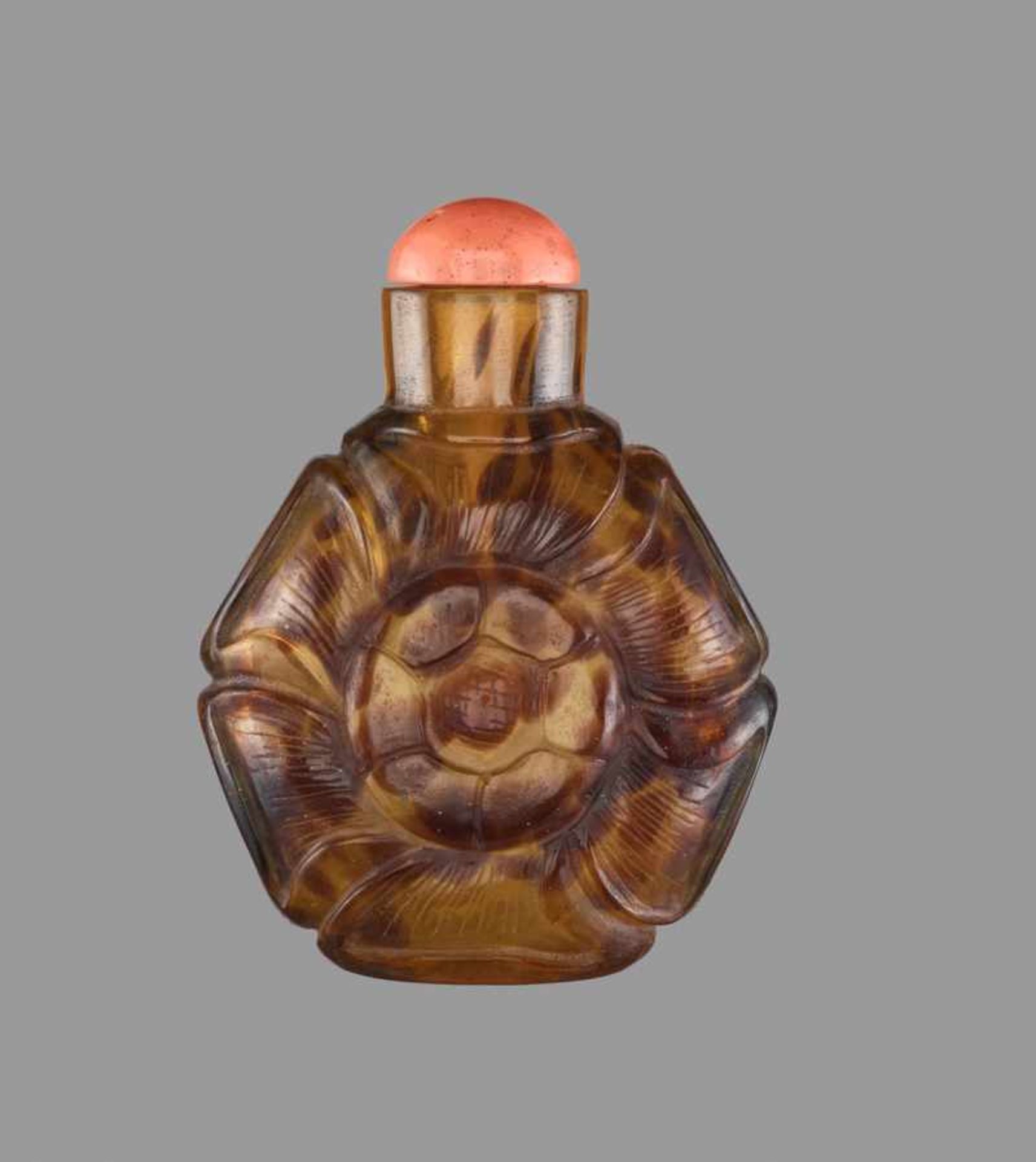 A FLOWER SHAPED ‘TORTOISESHELL’ GLASS SNUFF BOTTLE Splashes and streaks of dark brown sandwiched - Image 2 of 6