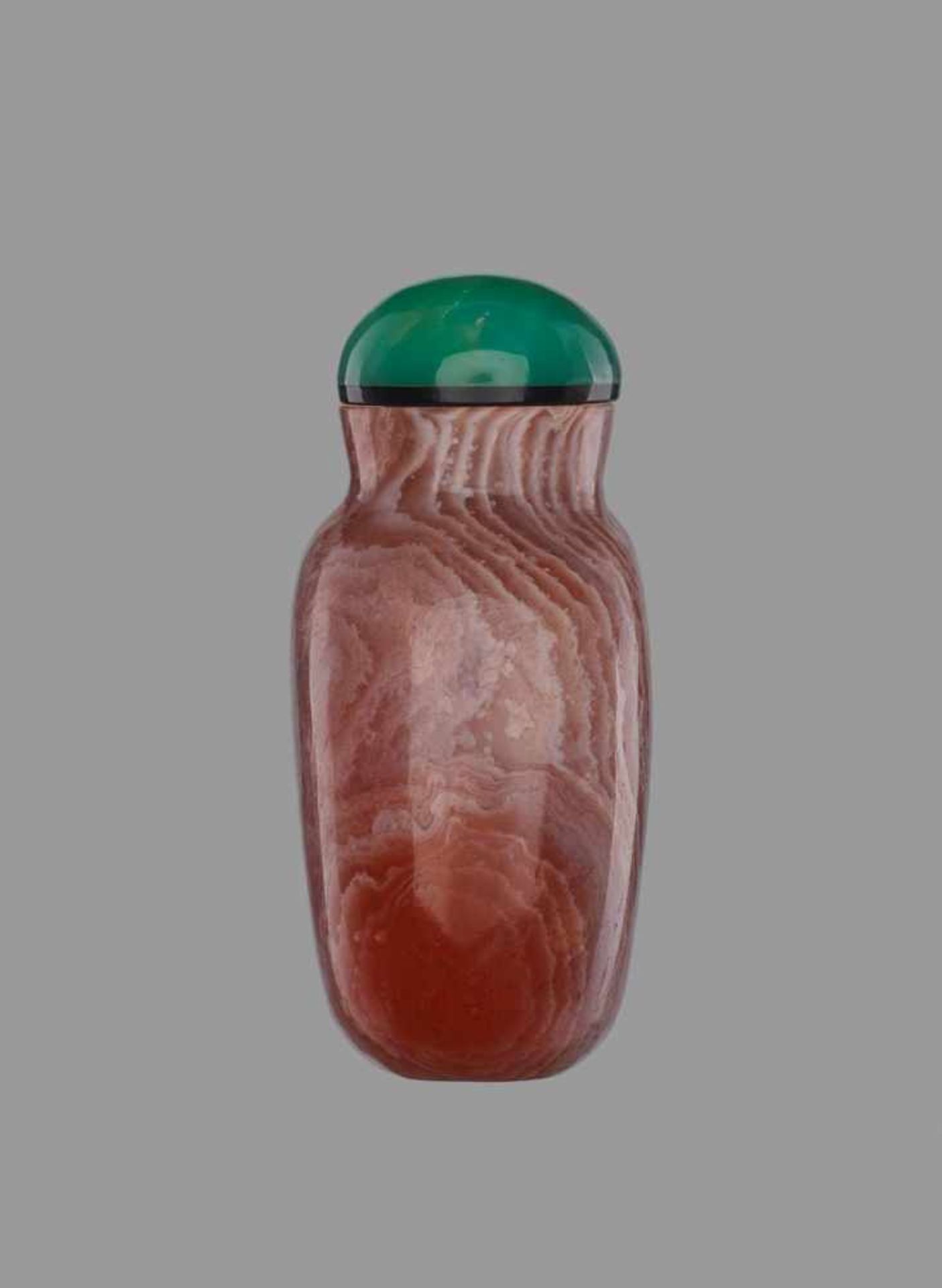 A MINIATURE BANDED DUSKY-PINK AGATE SNUFF BOTTLE, QING DYNASTY Banded agate of dusky-pink - Bild 4 aus 6