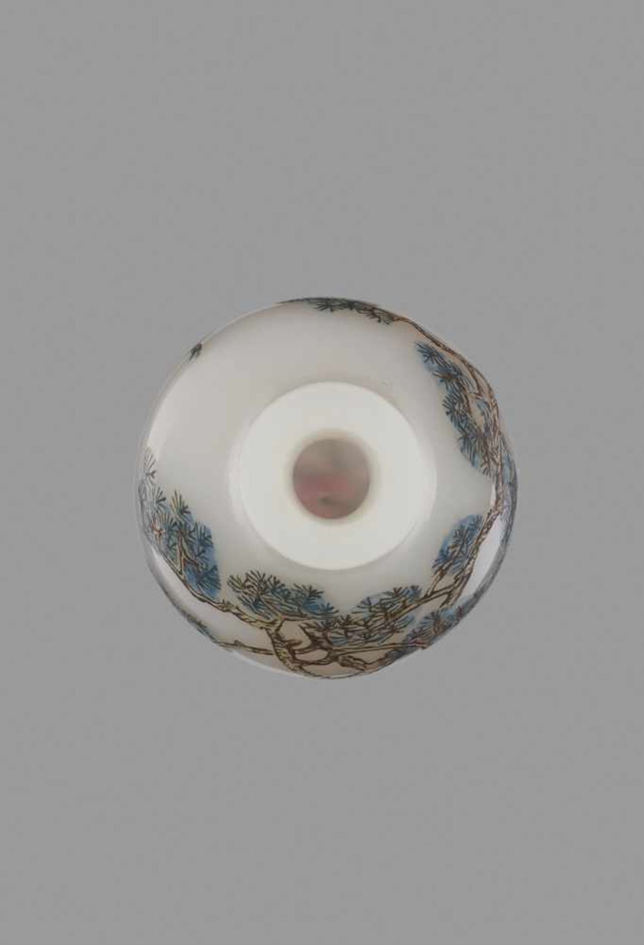 A GUYUE XUAN ‘PEACOCK’ ENAMELED GLASS SNUFF BOTTLE WITH A ‘PEACH’ MARK White opaque glass with - Image 7 of 8