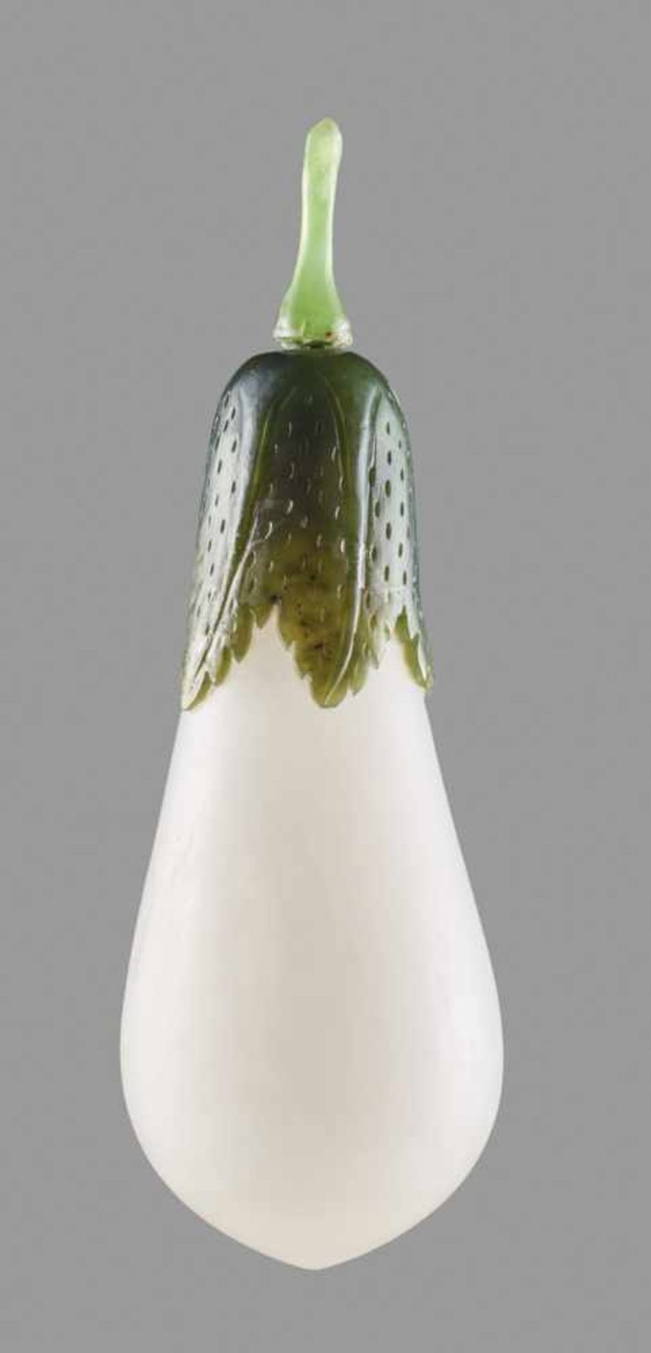 A WHITE AND SPINACH-GREEN JADE 'EGGPLANT' SNUFF BOTTLE, PROBABLY PALACE WORKSHOPS, QING DYNASTY,