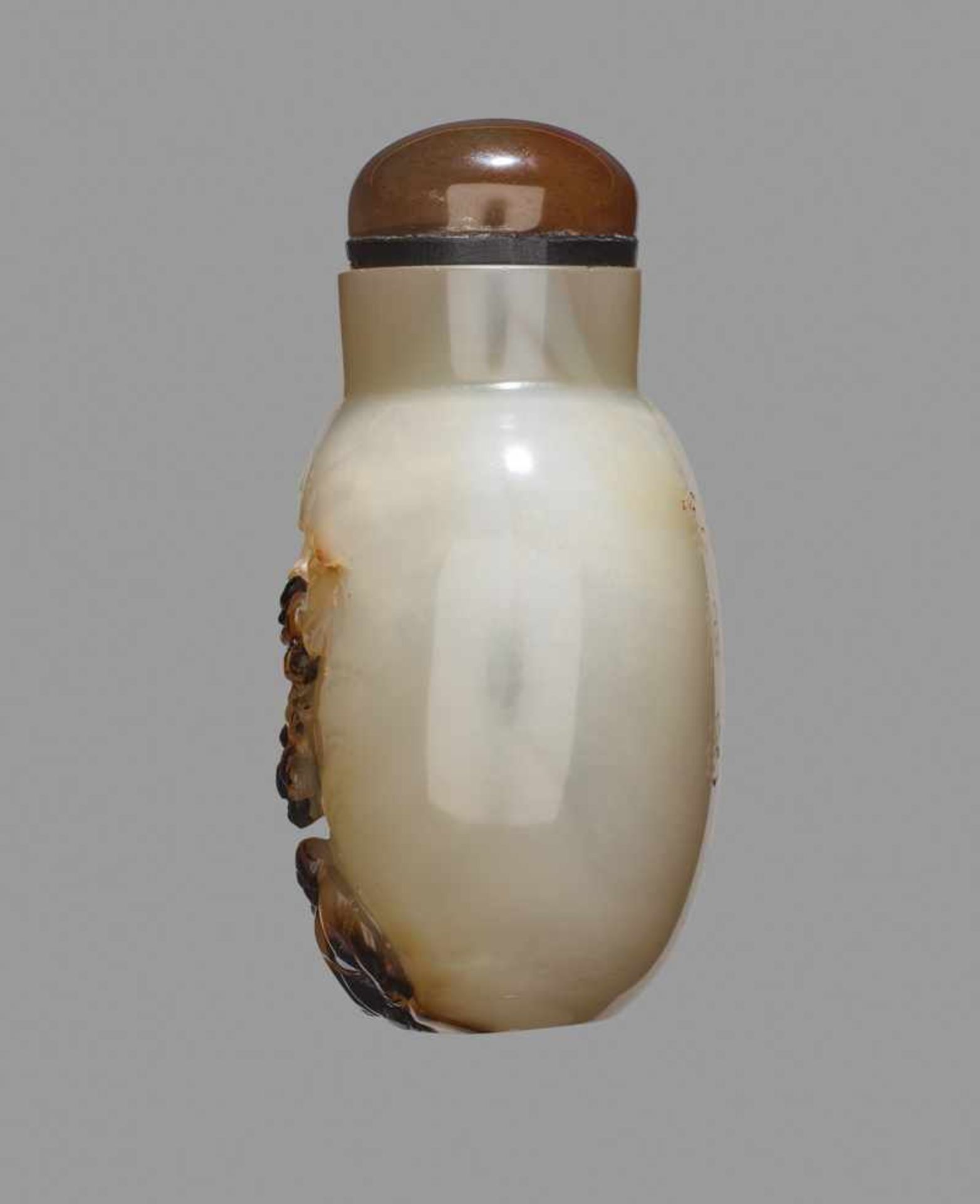 A CHALCEDONY ‘SCHOLAR IN A LANDSCAPE’ SNUFF BOTTLE, SUZHOU, SCHOOL OF ZHITING, 1750-1850 Chalcedony, - Image 4 of 6