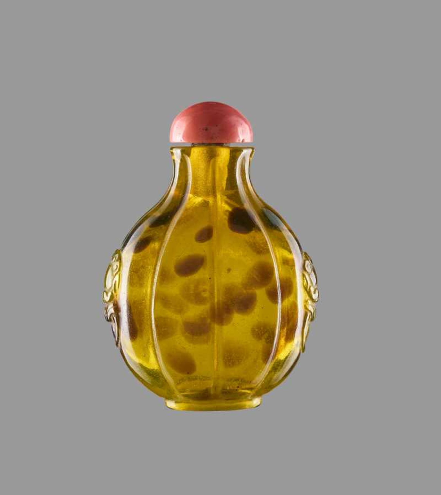 A ‘TORTOISESHELL’ GLASS SNUFF BOTTLE, POSSIBLY IMPERIAL GLASS WORKSHOPS BEIJING Splashes of dark - Bild 2 aus 6