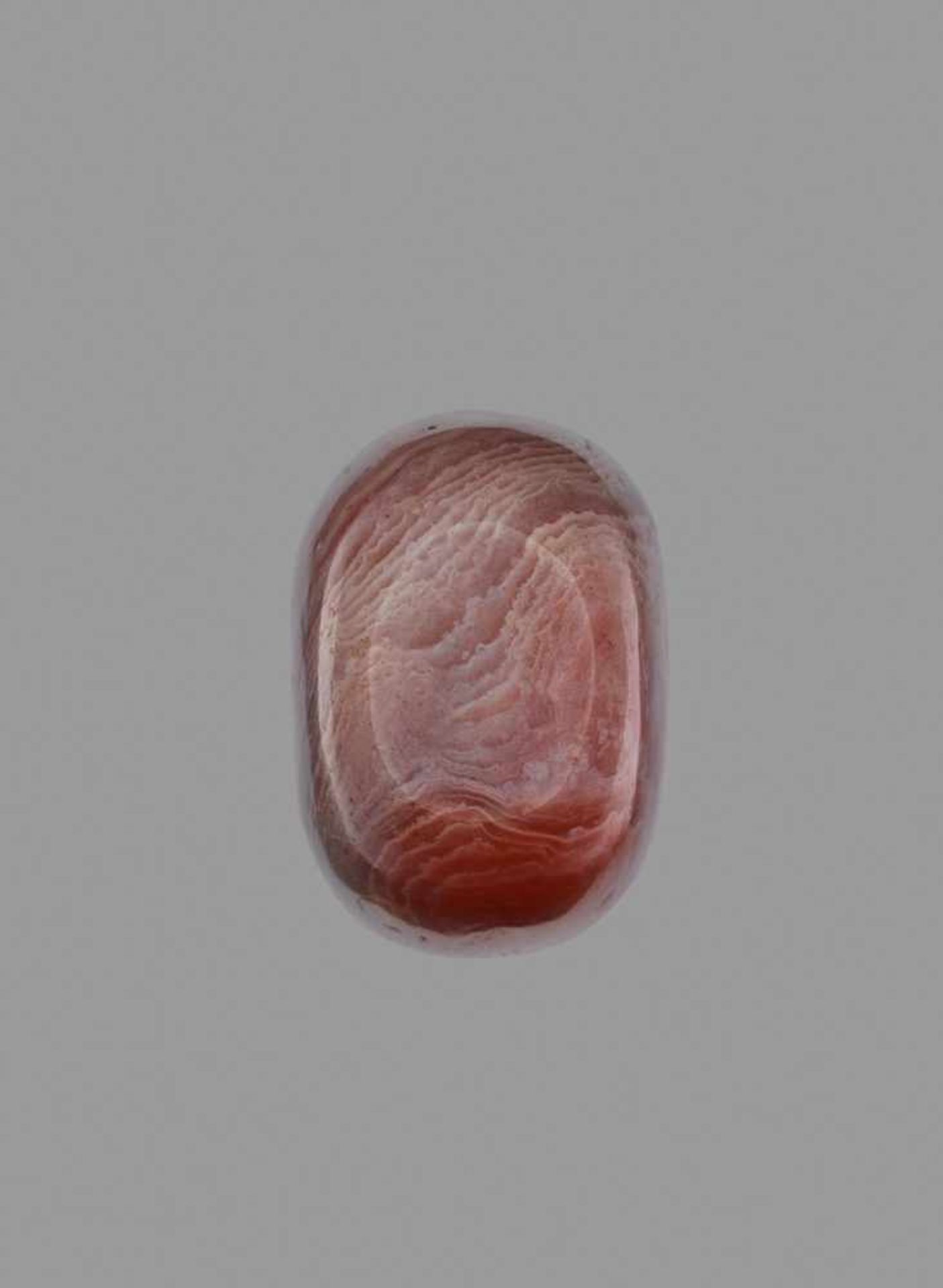 A MINIATURE BANDED DUSKY-PINK AGATE SNUFF BOTTLE, QING DYNASTY Banded agate of dusky-pink - Bild 6 aus 6