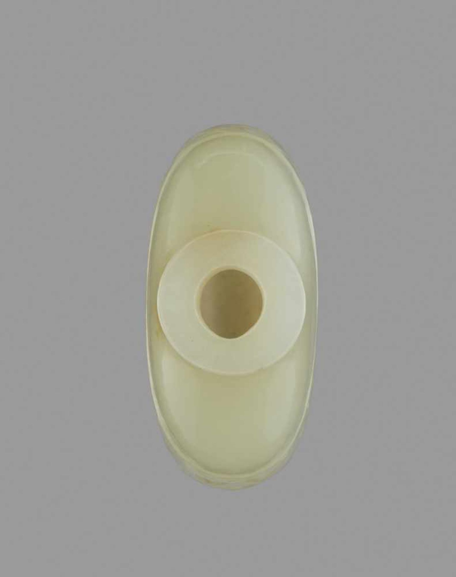 A WHITE JADE 'RHOMBUS BORDER' SNUFF BOTTLE, QING DYNASTY White jade with shades of russet, shiny - Image 5 of 6