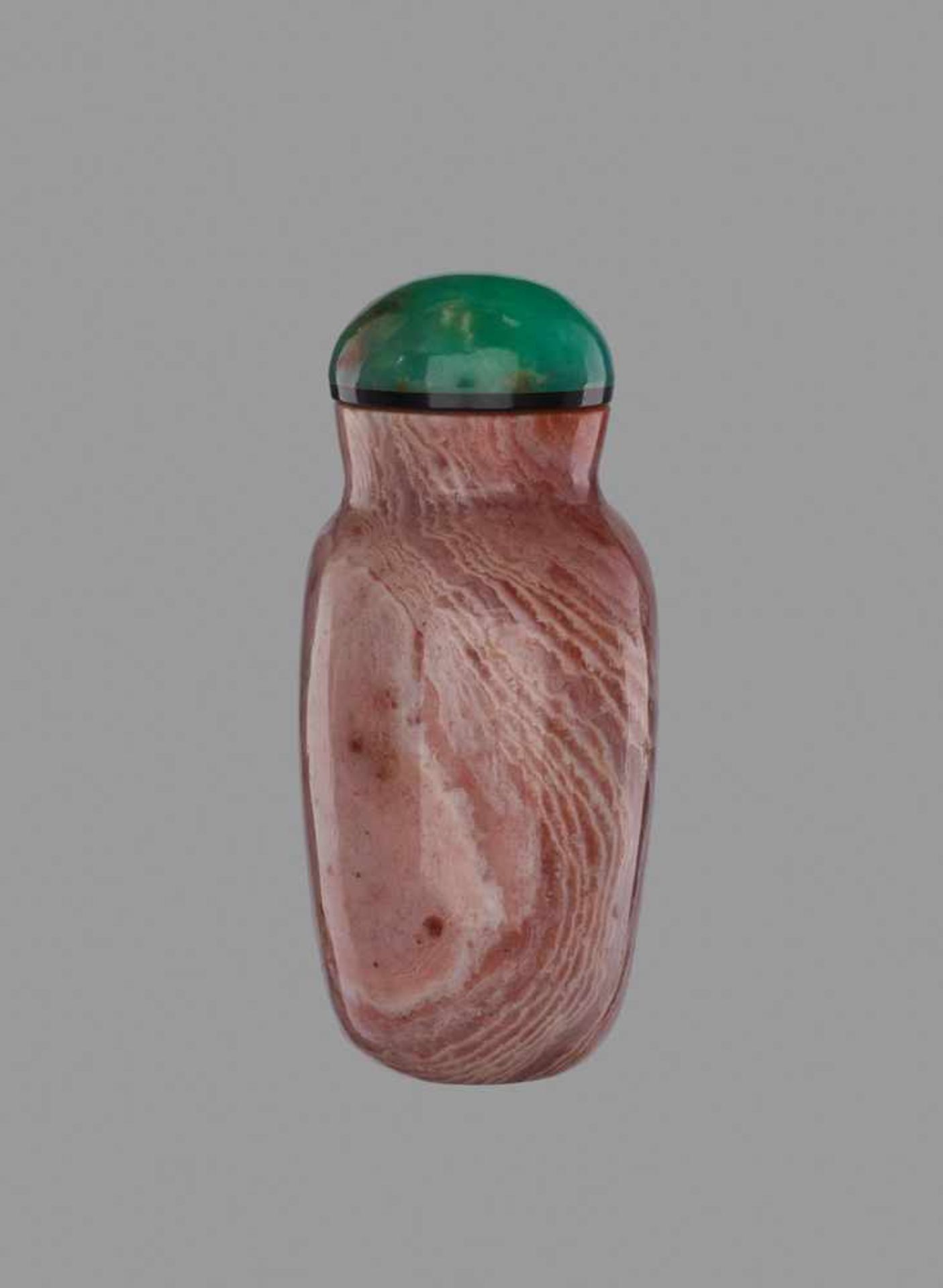 A MINIATURE BANDED DUSKY-PINK AGATE SNUFF BOTTLE, QING DYNASTY Banded agate of dusky-pink - Image 3 of 6