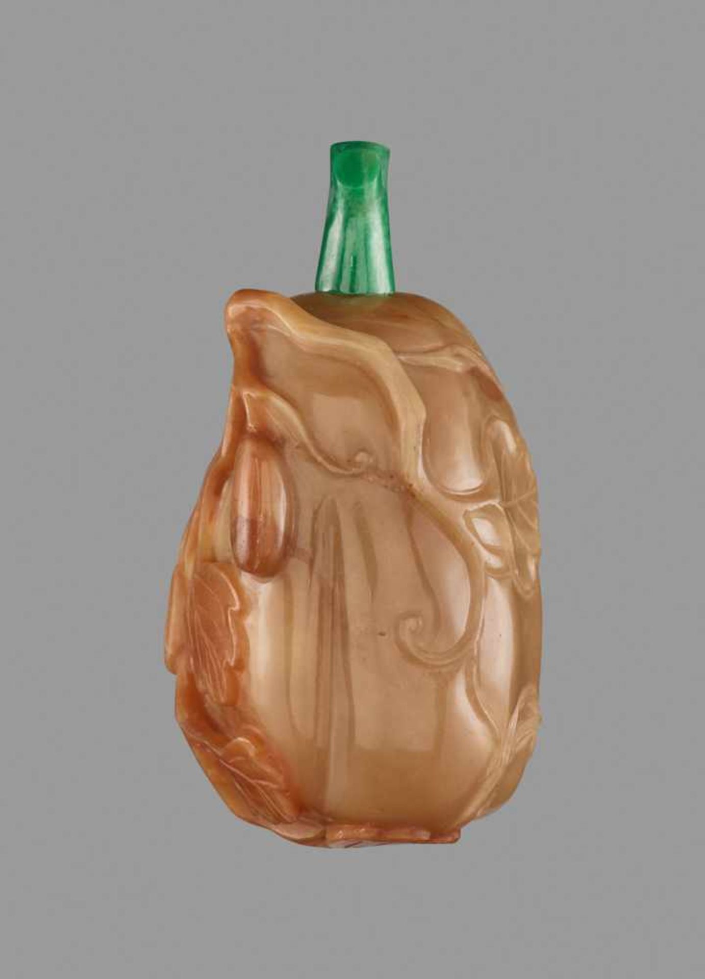 A CARVED AGATE ‘MELON AND LEAVES’ SNUFF BOTTLE, QING DYNASTY Agate of even caramel tone, with a - Image 3 of 7