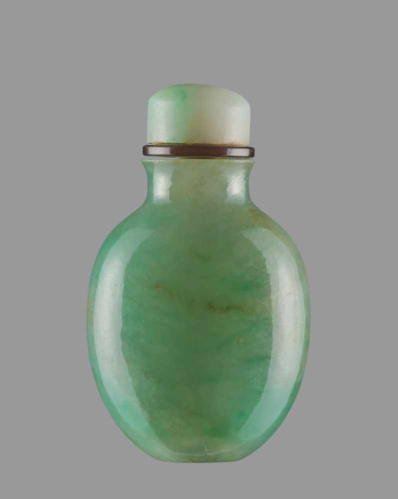 AN APPLE-GREEN JADEITE OVOID SNUFF BOTTLE, QING DYNASTY, 19TH CENTURY Jadeite. The semi- - Image 2 of 6