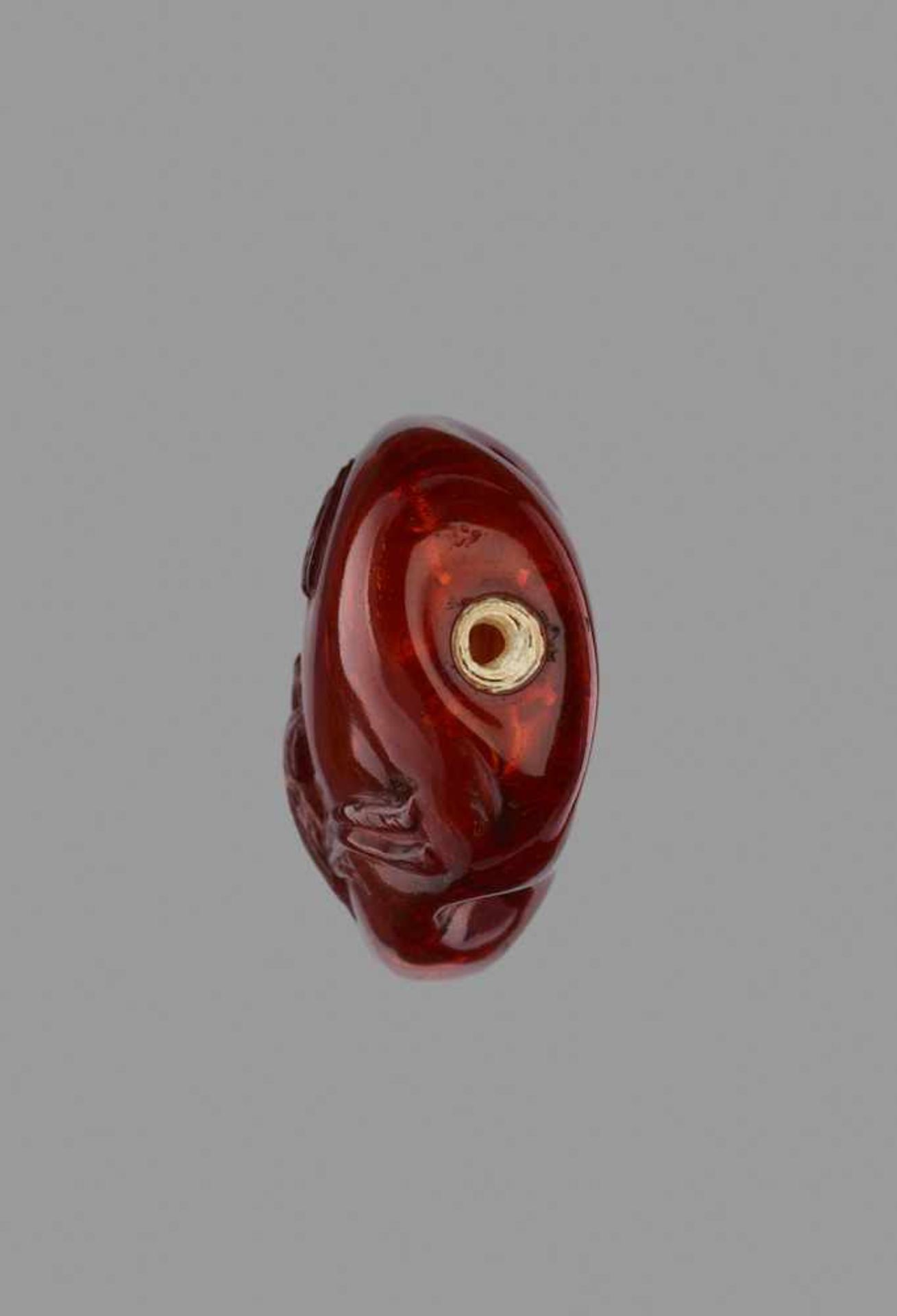 AN AMBER ‘BAT AND DOVE’ SNUFF BOTTLE, QING DYNASTY, MID-18TH / MID-19TH CENTURY Translucent honey - Image 5 of 6