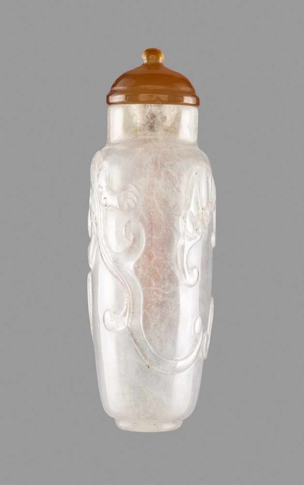 A ROCK CRYSTAL ‘BATS AND QILONG’ SNUFF BOTTLE, QING DYNASTY Clear rock crystal, with a cloudy ‘ice - Image 4 of 6