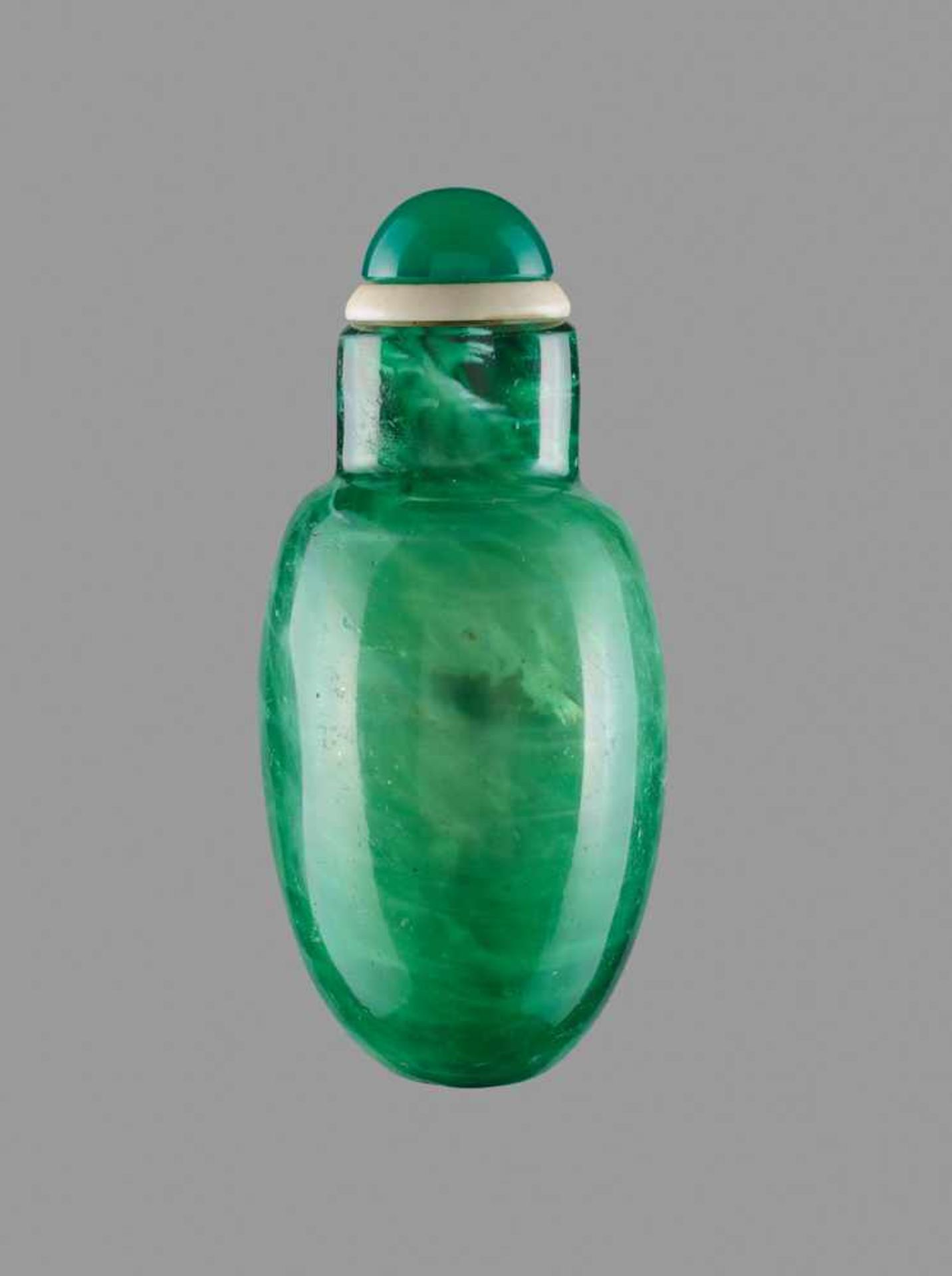 AN EMERALD-GREEN AND WHITE 'SANDWICH' GLASS SNUFF BOTTLE, 1720-1840 An inner layer of translucent - Image 4 of 6